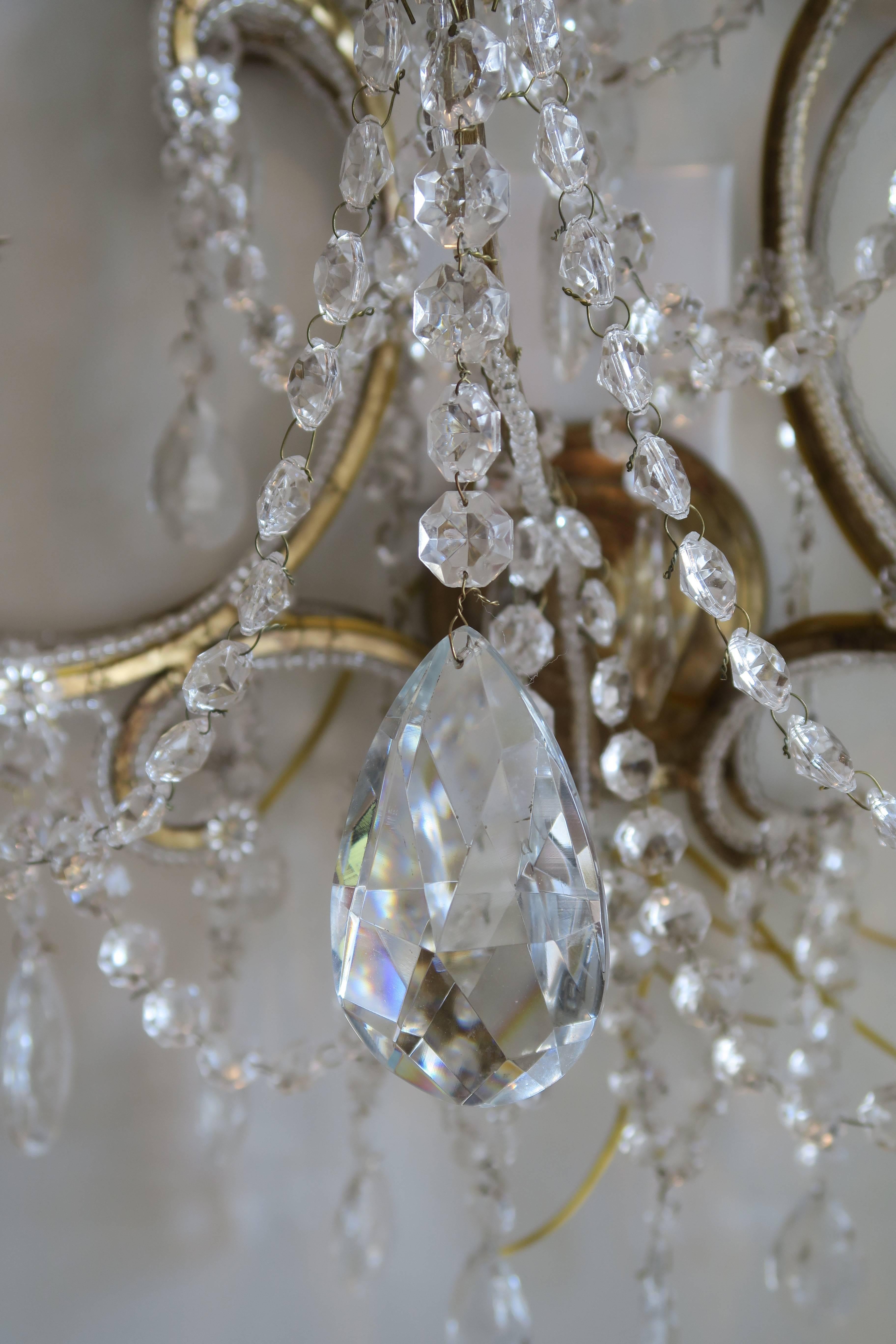 Cette grande paire monumentale de scones en cristal de Murano perlé est fabriquée à la main en Italie par un fabricant de lustres de deuxième génération. De grands cristaux de verre de Murano sont méticuleusement noués et attachés à la main et des