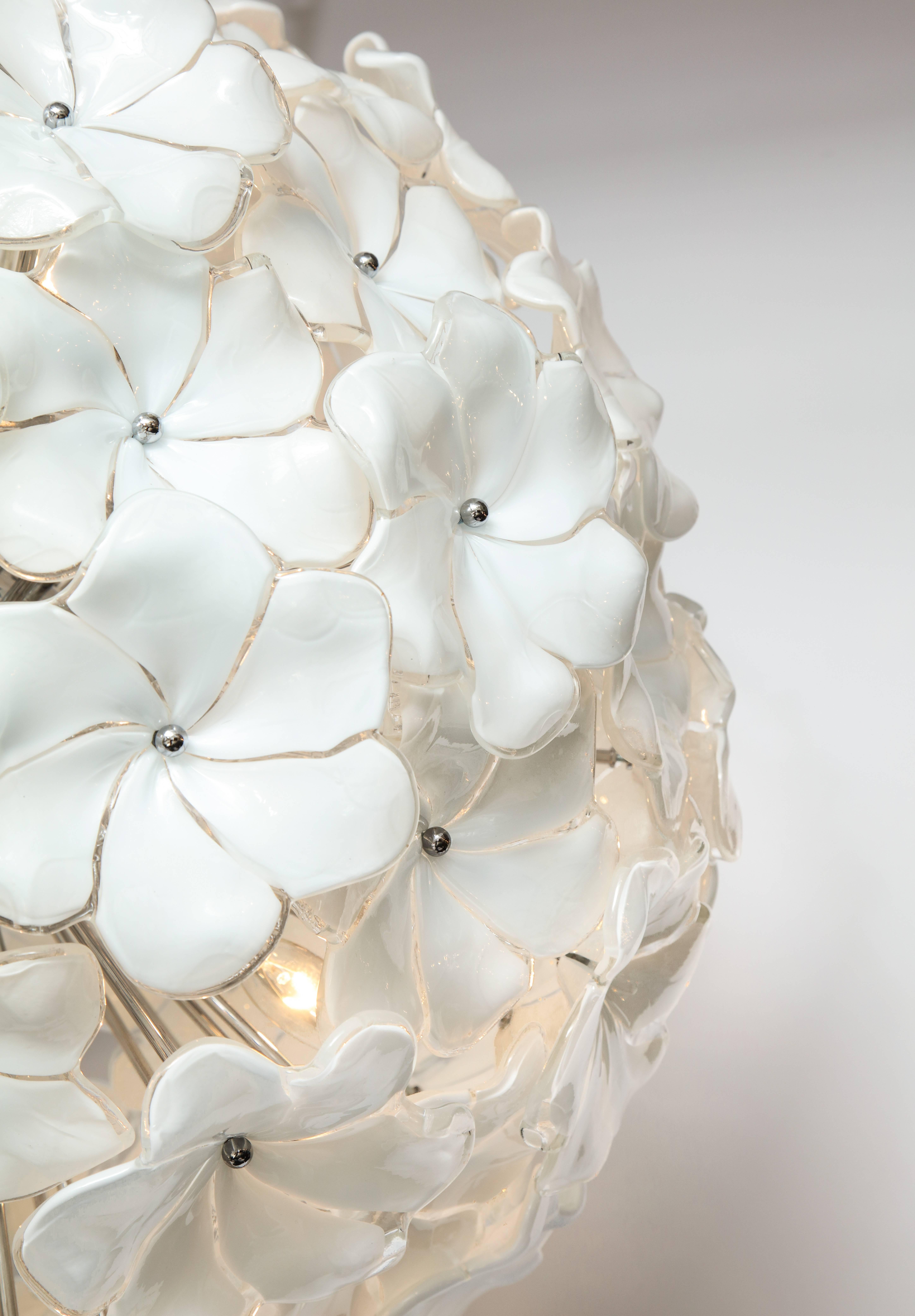 Italian Mid-Century Modern Murano Glass White Floral Sputnik or Globe Chandelier In Excellent Condition In New York, NY