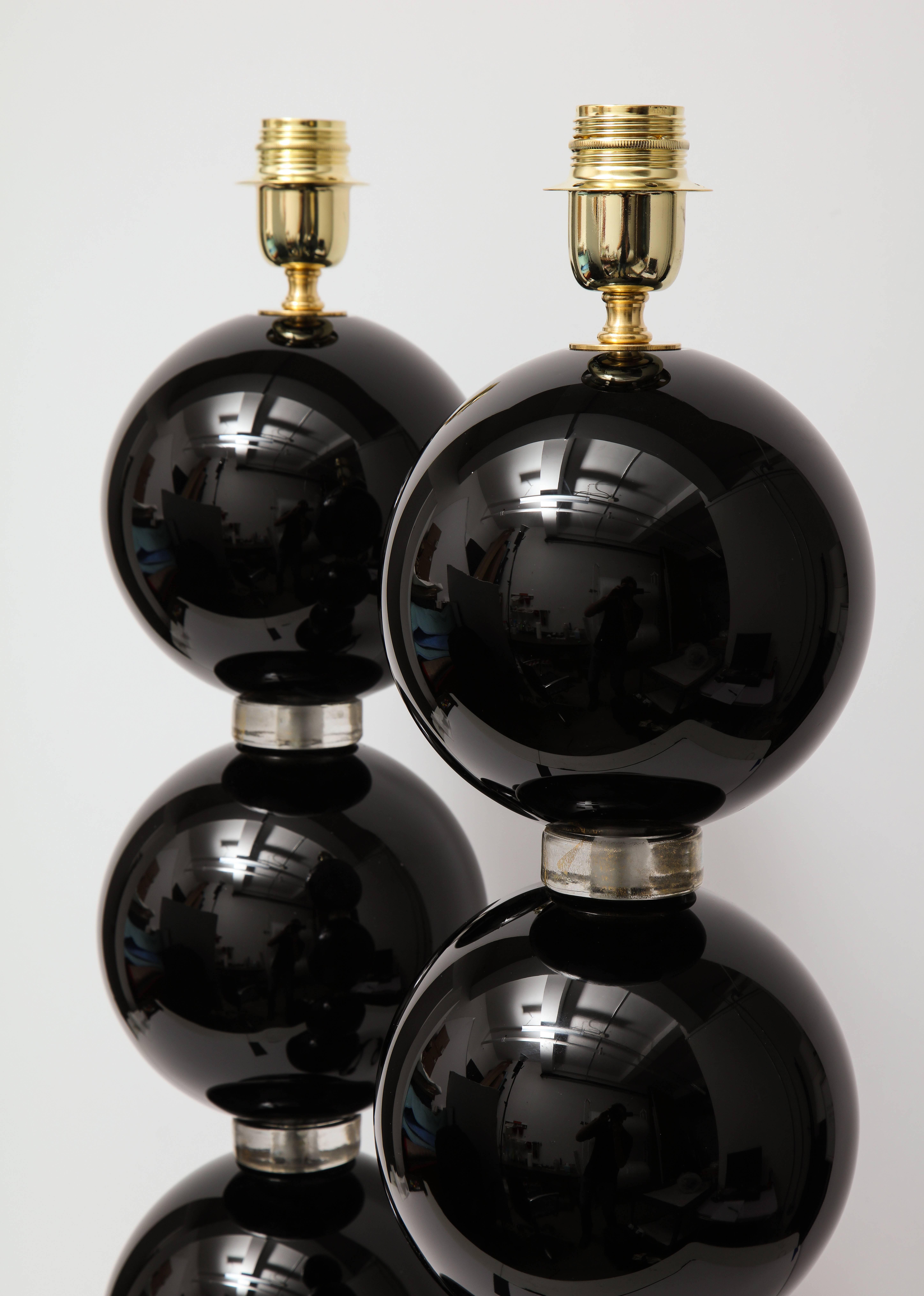 Fait main Paire de grandes lampes sphères en verre de Murano noir et or, Italie, signées en vente
