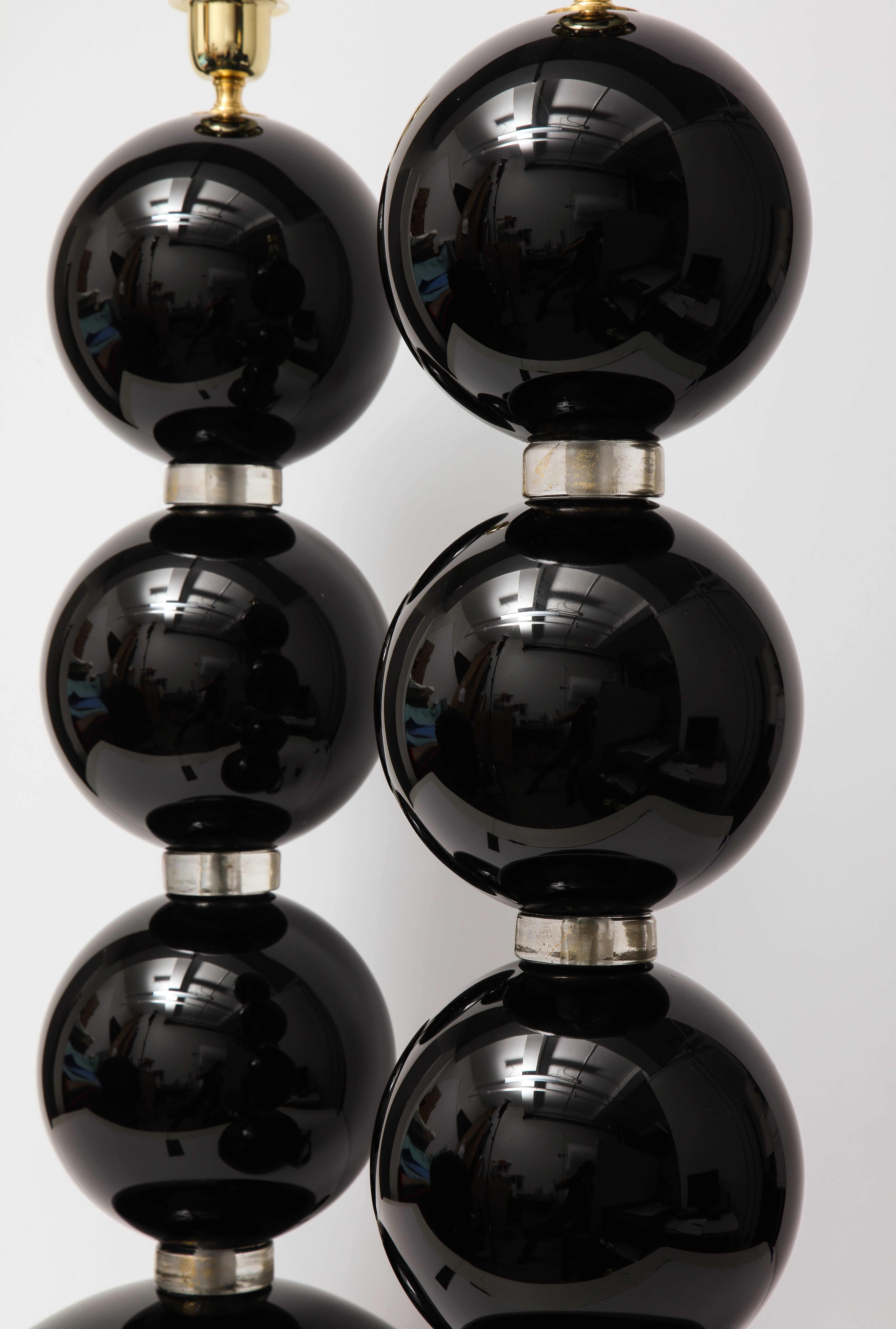 Paire de grandes lampes sphères en verre de Murano noir et or, Italie, signées en vente 1