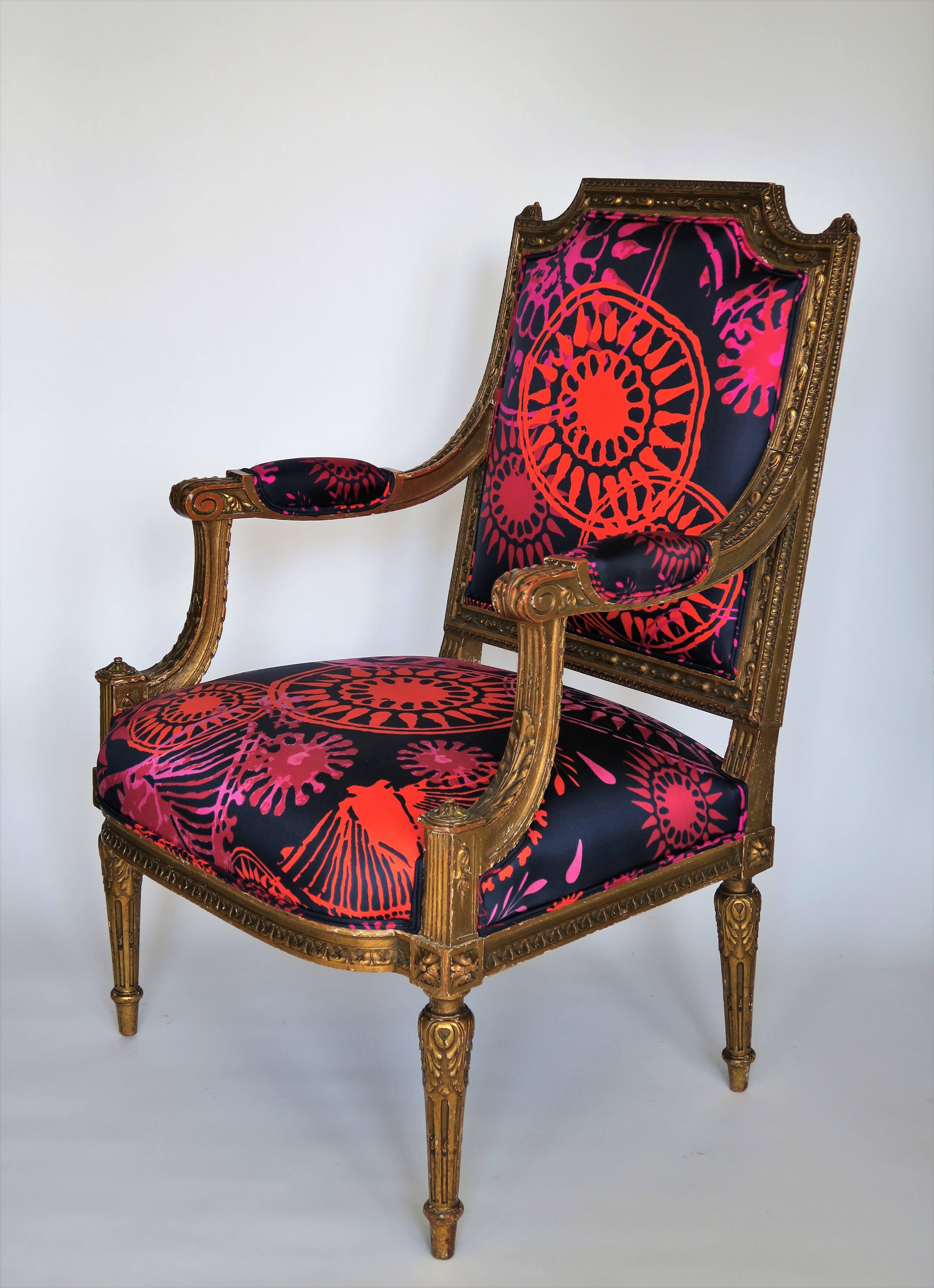 Louis XVI Style Gilded Armchair in Hand-Painted Italian Silk Fabric In Excellent Condition In New York, NY