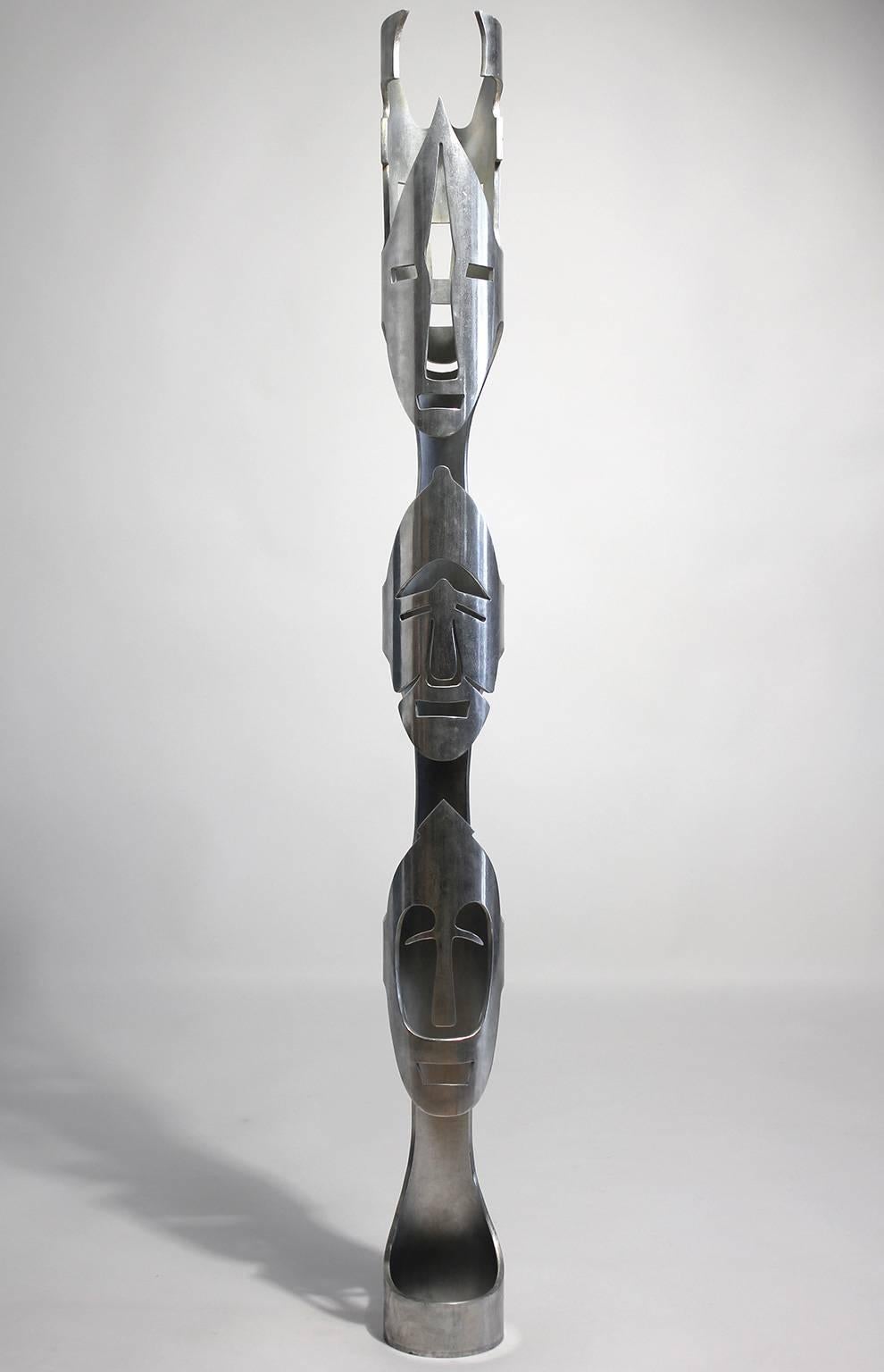 Masque TOTEM moderniste, sculpture abstraite en aluminium de 4 pieds de haut. Artiste inconnu.