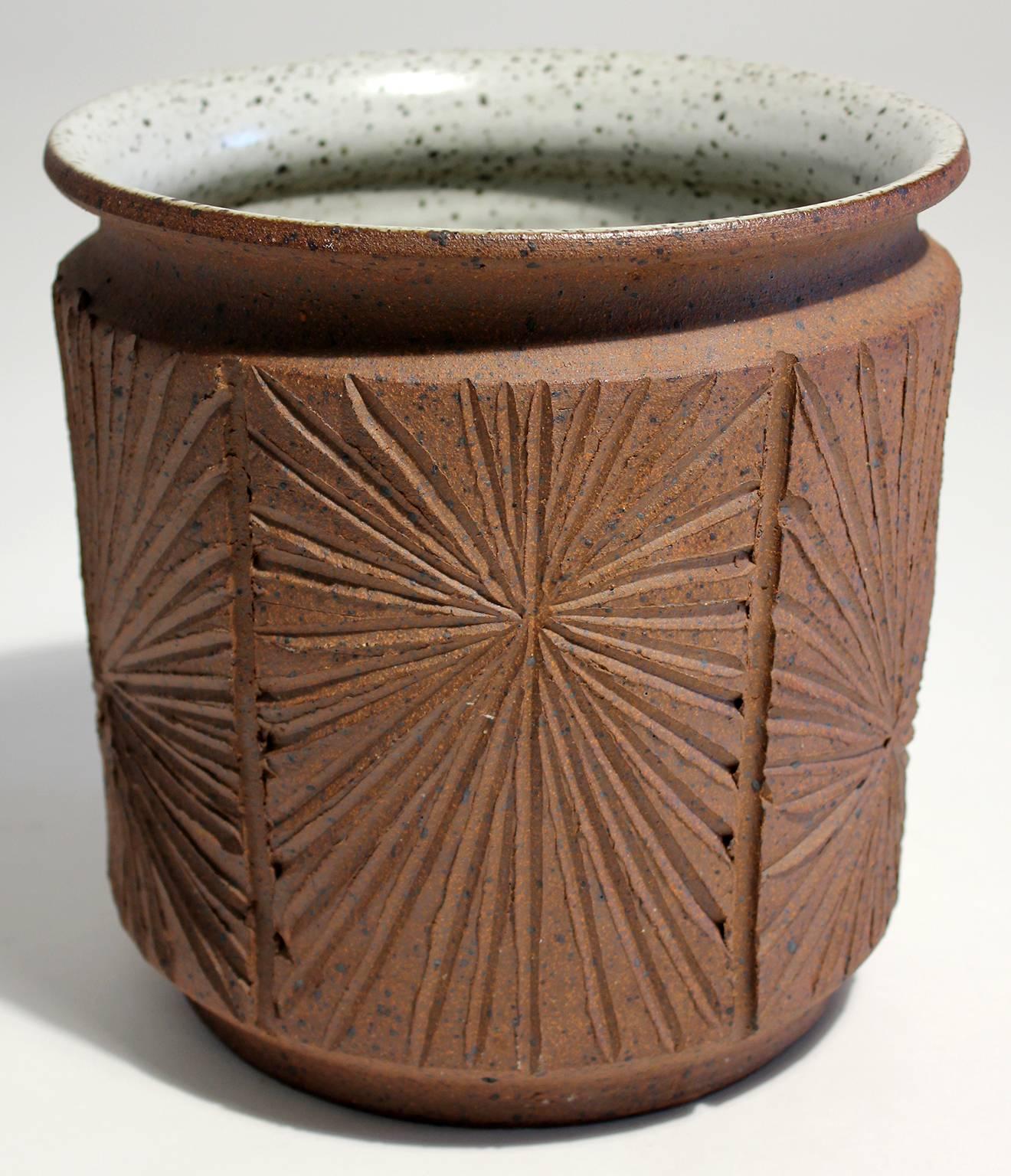 Architectural pottery Mid-Century ceramic planter designed by Robert Maxwell/David Cressey for Earthgender. Excellent original condition with no damage.