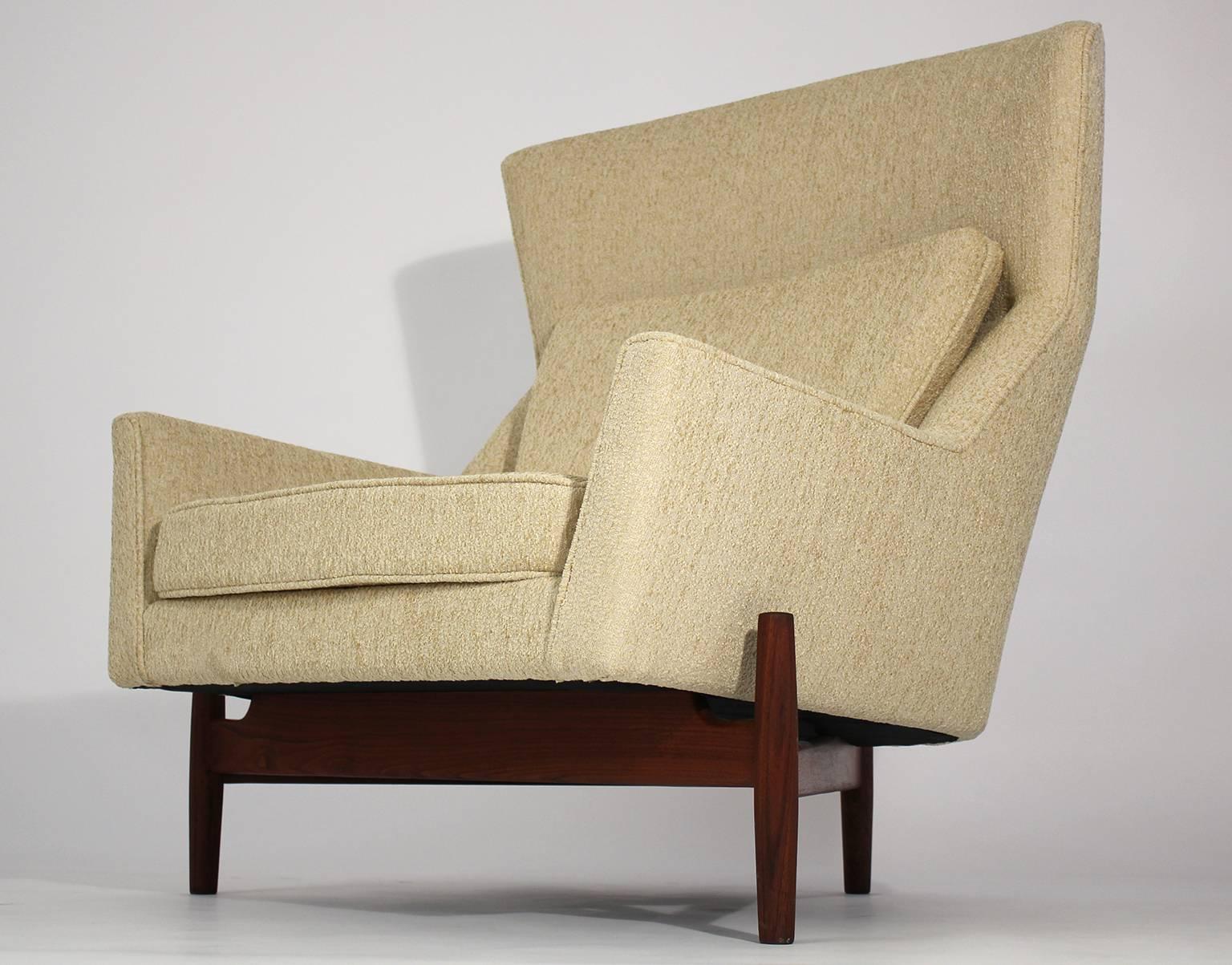 Rare large three-legged modernist lounge chair designed by Jens Risom. Large scale lounge chair that has been completely restored. Circa 1960s. 