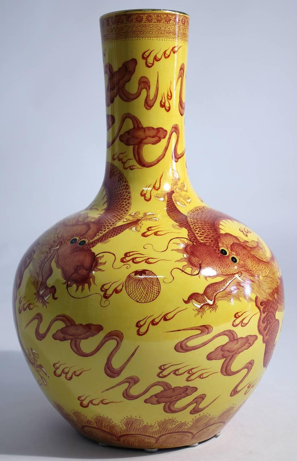 Vintage Chinese Hand-Painted Imperial Dragon Large Porcelain Vase In Excellent Condition In San Diego, CA