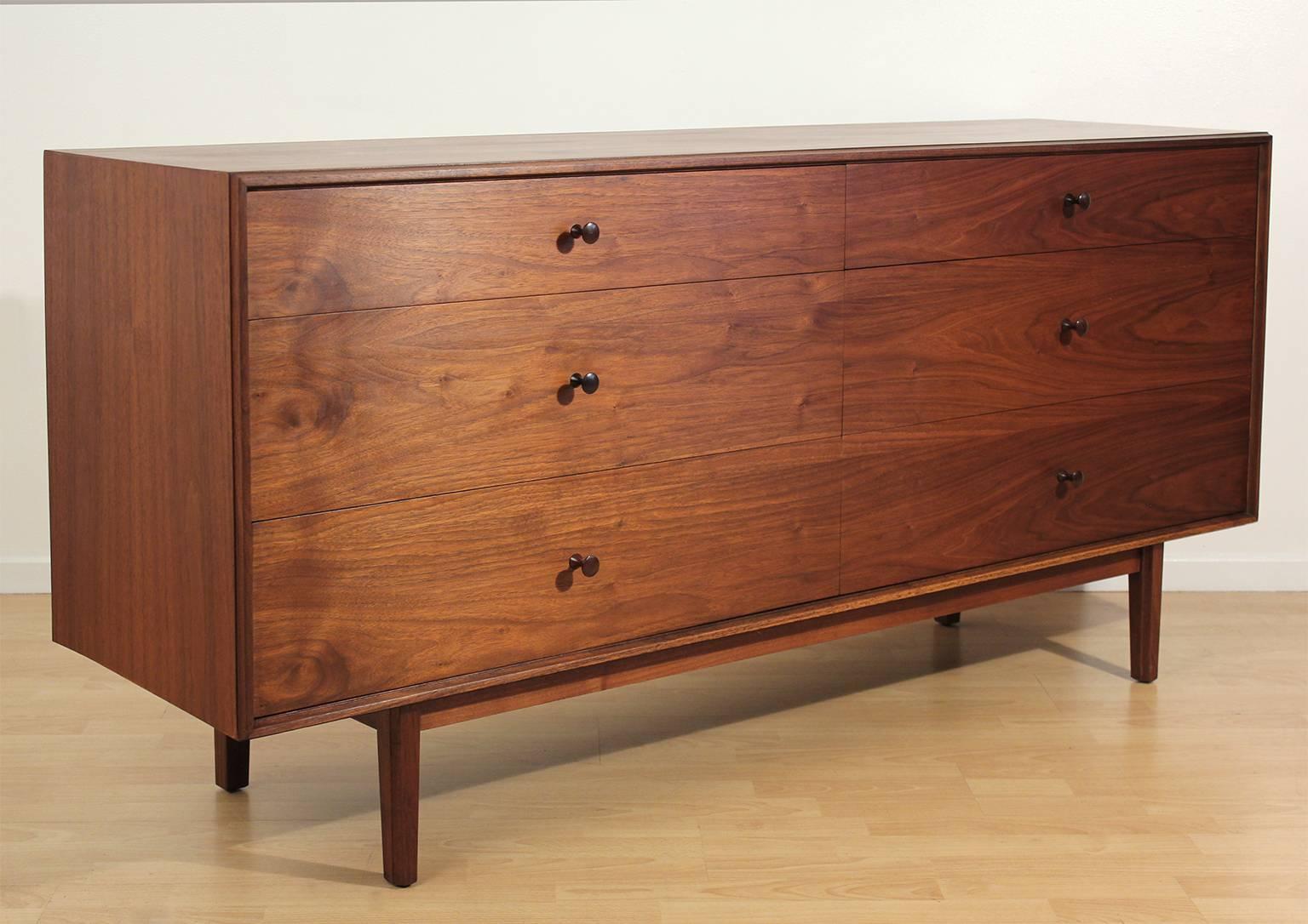 Beautiful Glenn of California six-drawer dresser designed by Milo Baughman, circa 1950s. Dresser is made of stunning walnut with rosewood pulls. In excellent vintage original condition.