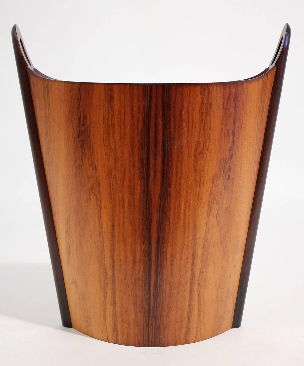 Modernist rosewood wastebasket designed by Einar Barnes for P.S. Heggen, circa 1960s. Made in Norway and is marked by the designer. In excellent vintage condition with no issues to mention. Rosewood has beautiful natural color and grain. Great