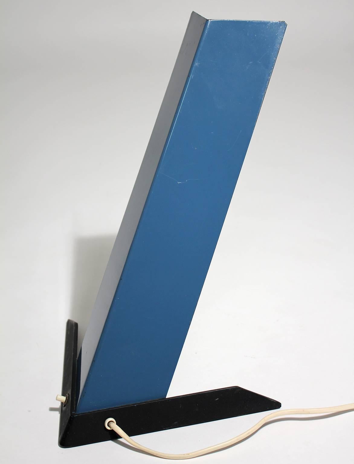 Superbe lampe de table finlandaise au design moderniste, datant des années 1950. Peinture bleue et noire émaillée d'origine. Possède le cordon d'origine et fonctionne parfaitement. En très bon état d'origine.