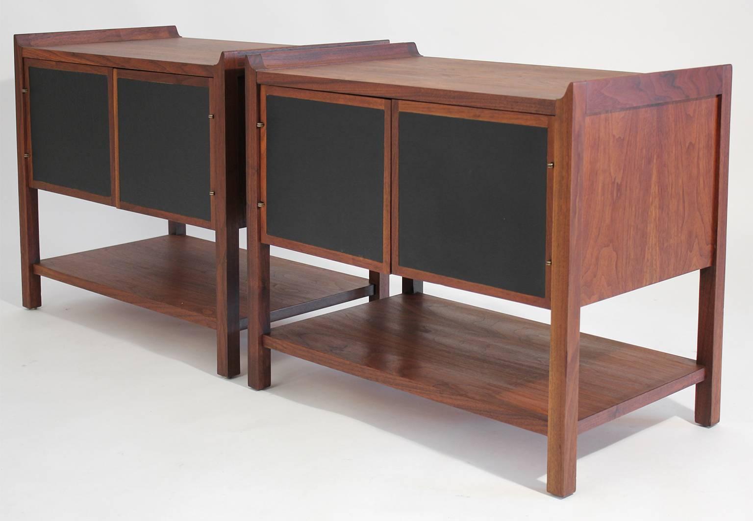 Pair of Dillingham Modernist American Walnut Nightstands End Tables In Excellent Condition In San Diego, CA