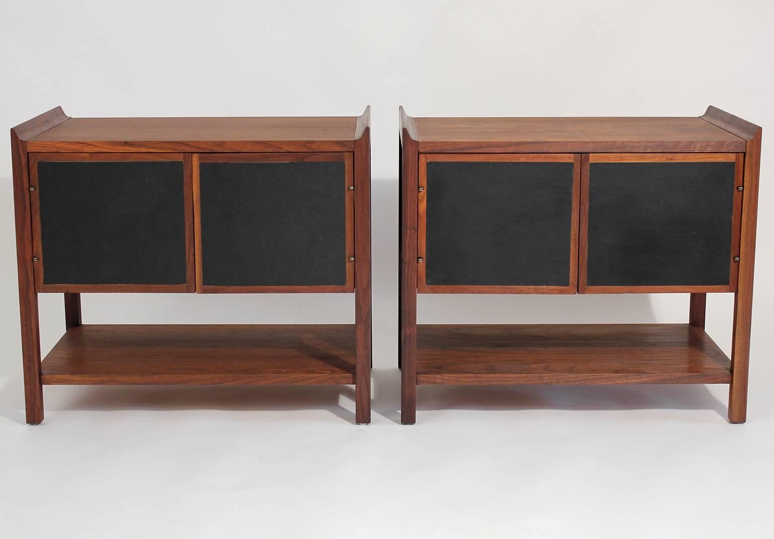 Mid-20th Century Pair of Dillingham Modernist American Walnut Nightstands End Tables