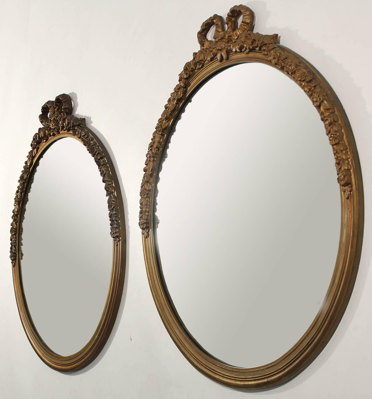 Néo-baroque Paire de miroirs anciens de style baroque français en bois sculpté à la main et doré à l'or en vente