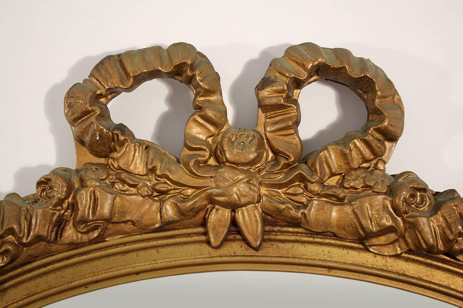 Bois Paire de miroirs anciens de style baroque français en bois sculpté à la main et doré à l'or en vente