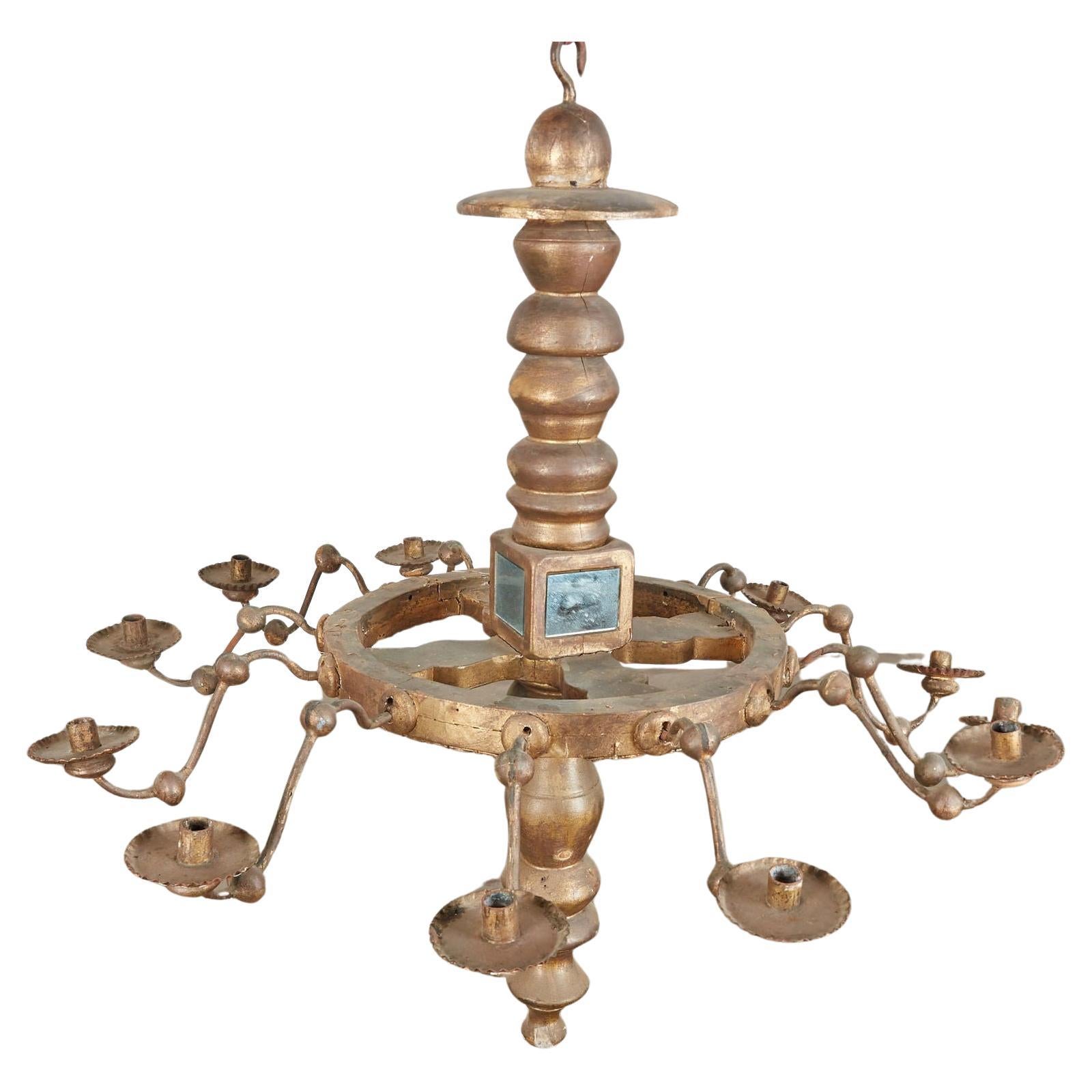 Questo squisito lampadario a 12 bracci, realizzato nell'Italia del XIX secolo, incarna le caratteristiche lussuose e ornate del periodo barocco. Il lampadario è un magnifico esempio di design intricato e maestria artigianale, caratterizzato da una