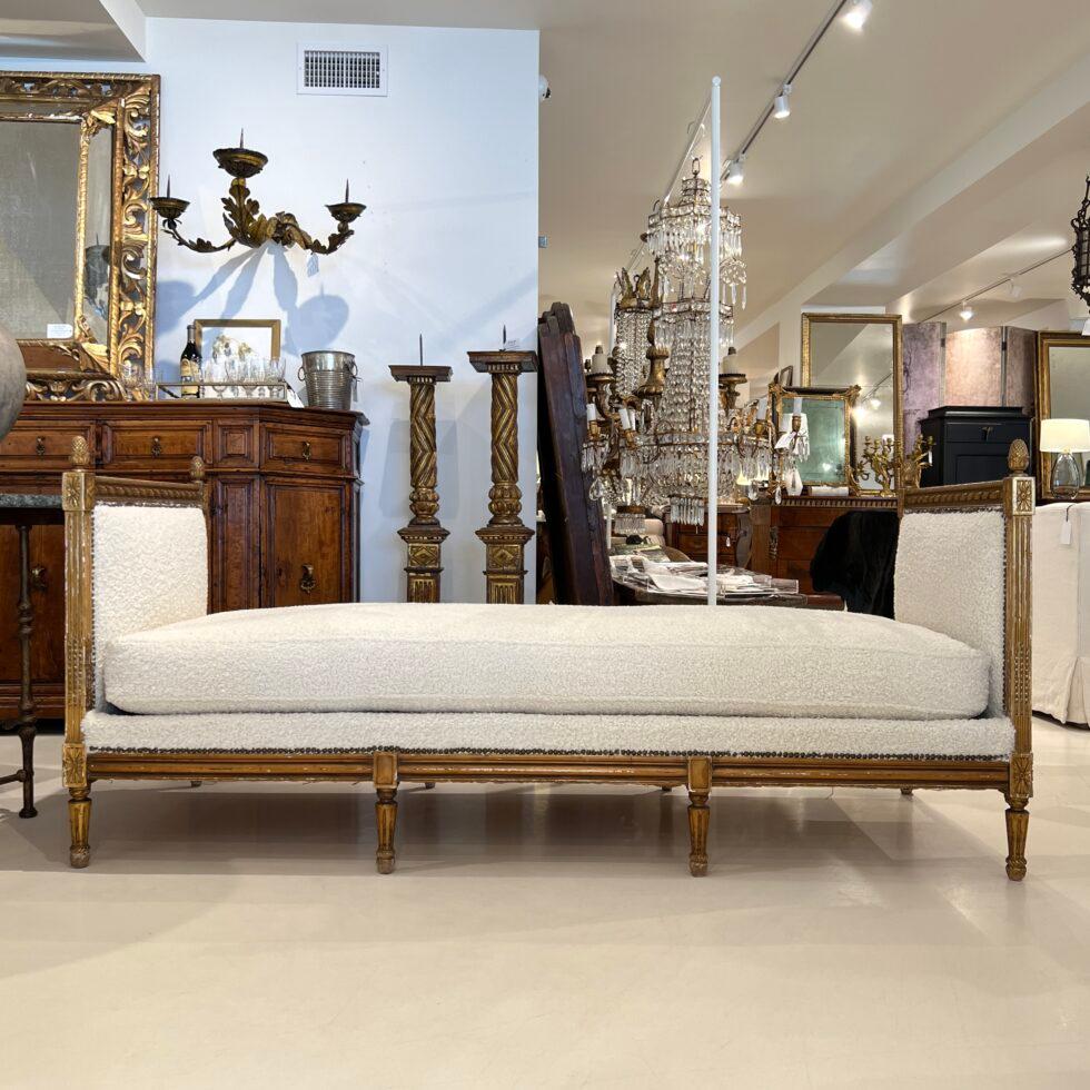 Dormitorio de día dorado Luis XVI del siglo XIX en Bastante bueno estado para la venta en New Orleans, LA