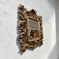 Espejo italiano del siglo XVIII de madera dorada con marco de estuco moldeado