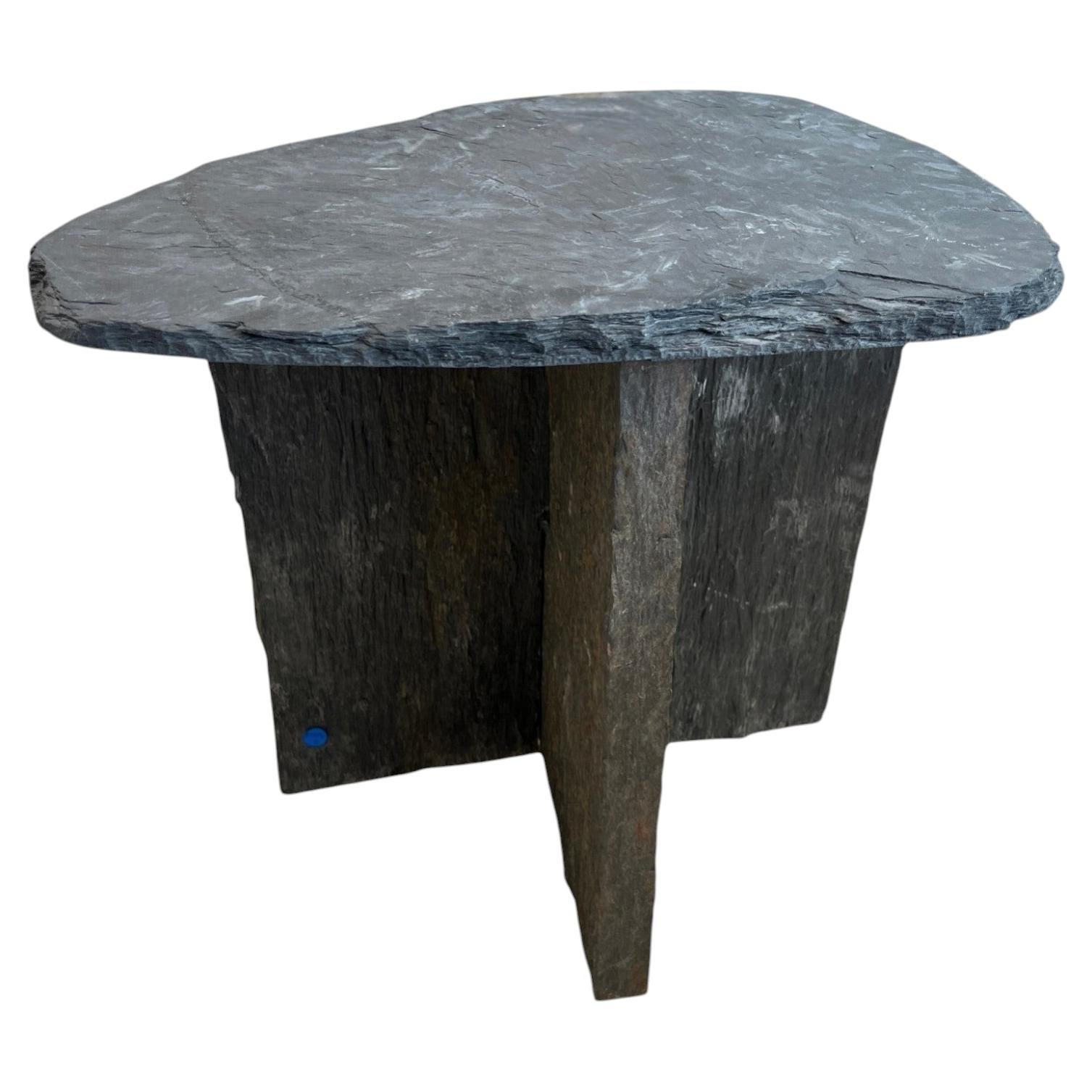 Table en ardoise française - Triangulaire (deux exemplaires disponibles) en vente