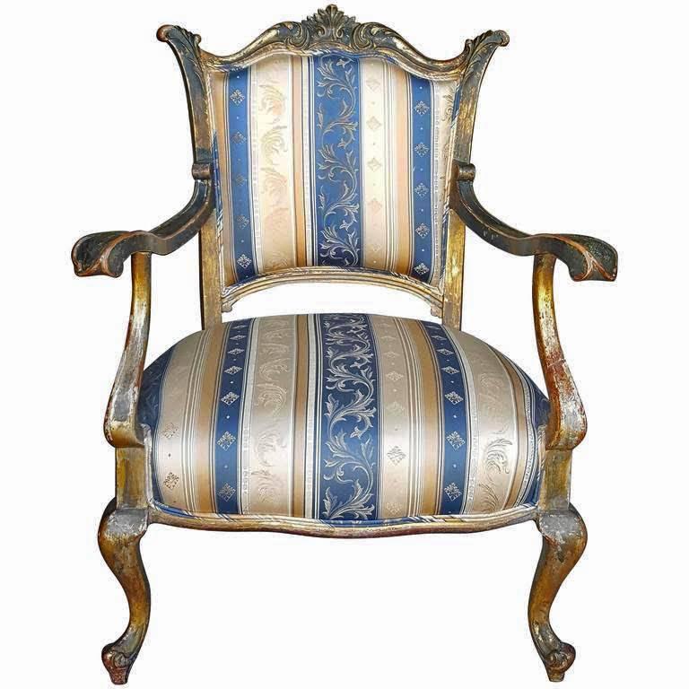 A beautiful Venetian painted and gilded baroque style armchair from the early 20th century, featuring cabriole legs, whorl feet, and upholstered in a regal sapphire and gold silk fabric.