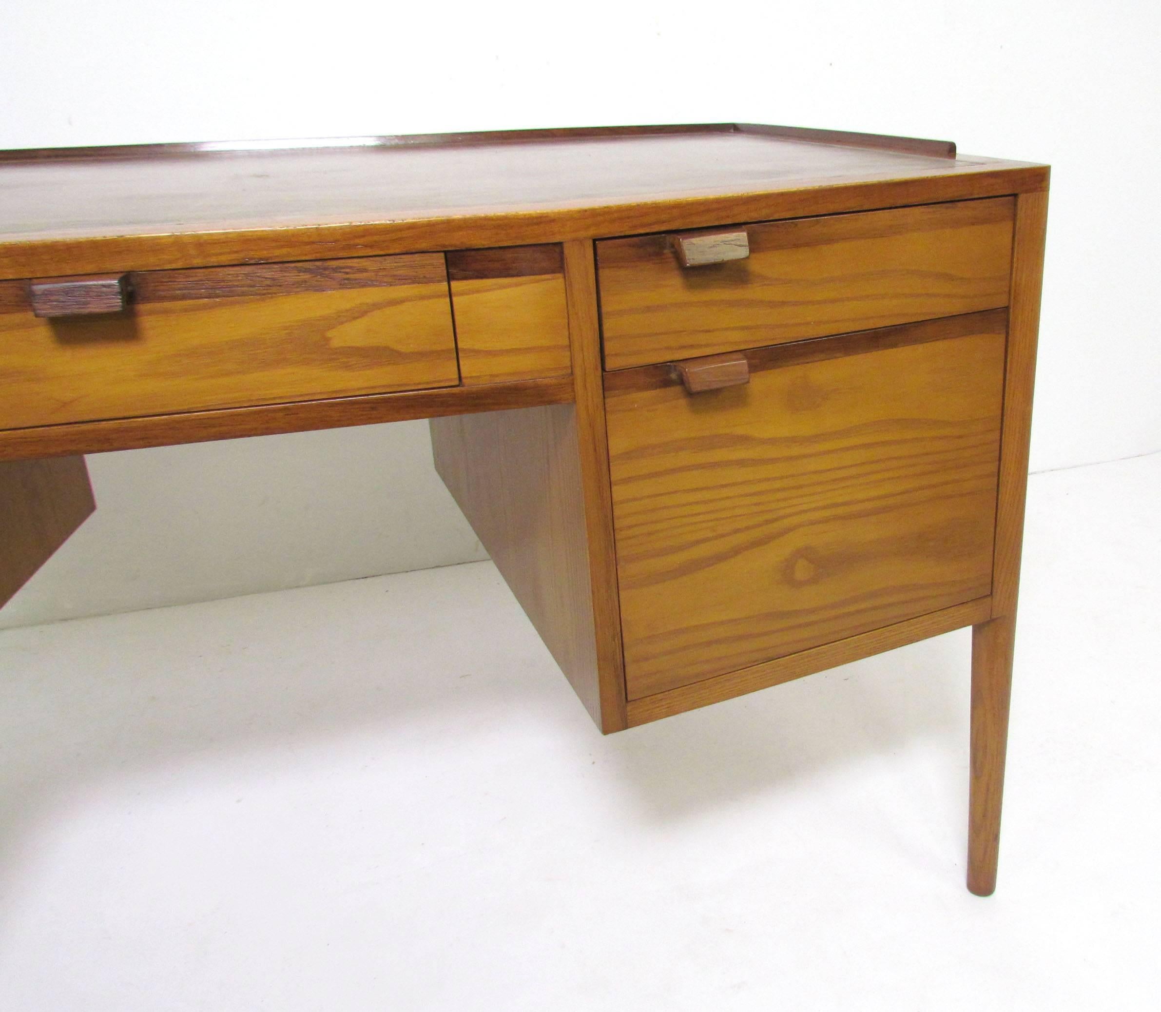 Rosewood Desk with Leather Top by Edward Wormley for Dunbar In Good Condition In Peabody, MA