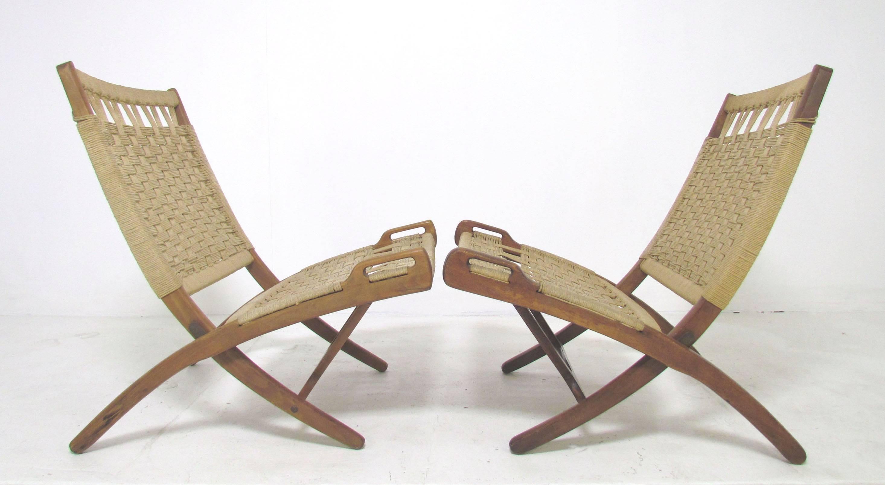 Mid-Century Modern Pair of Mid-Century Hans Wegner Style Folding Scissor Lounge Chairs, circa 1960s