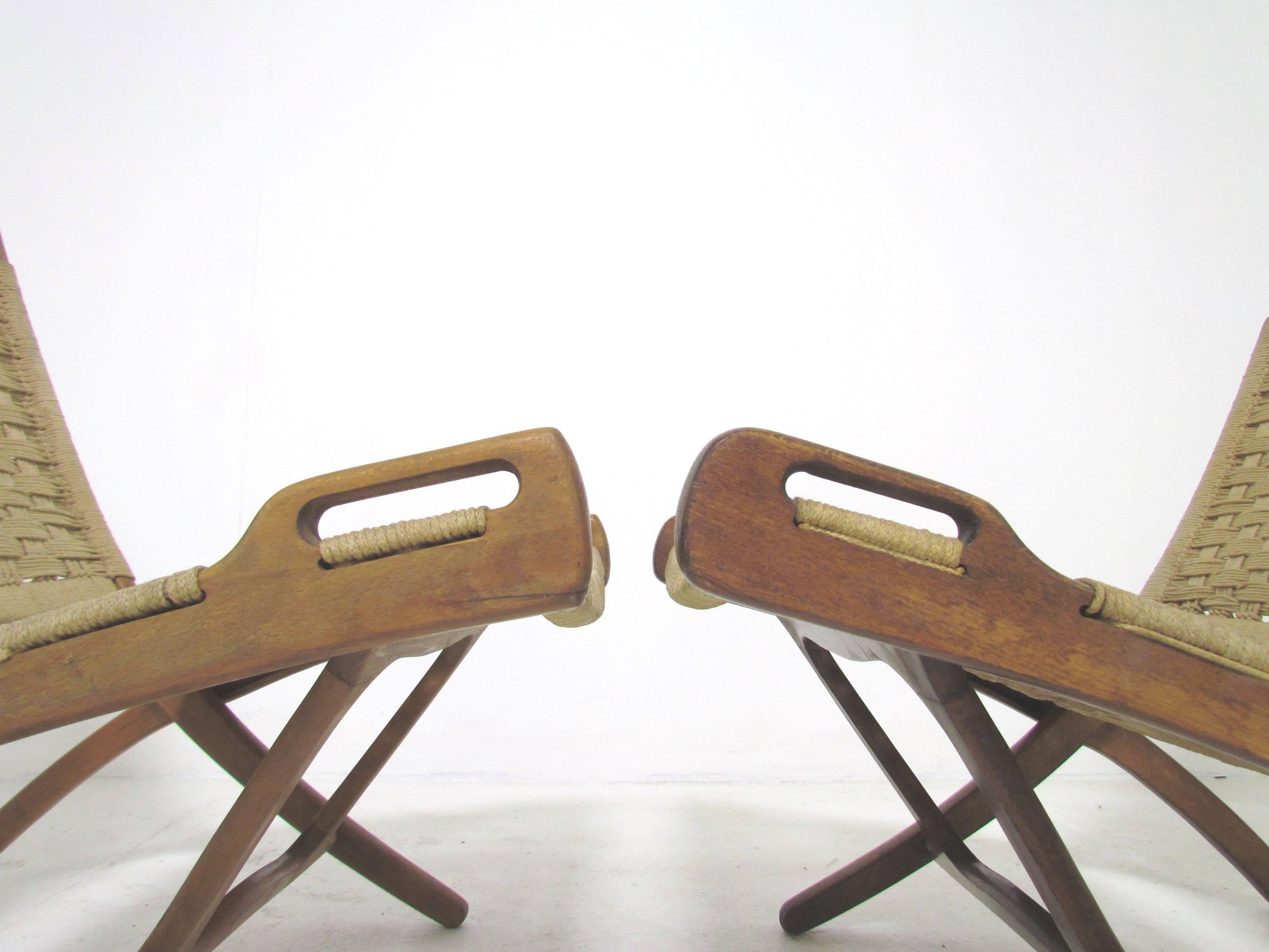 Mid-20th Century Pair of Mid-Century Hans Wegner Style Folding Scissor Lounge Chairs, circa 1960s