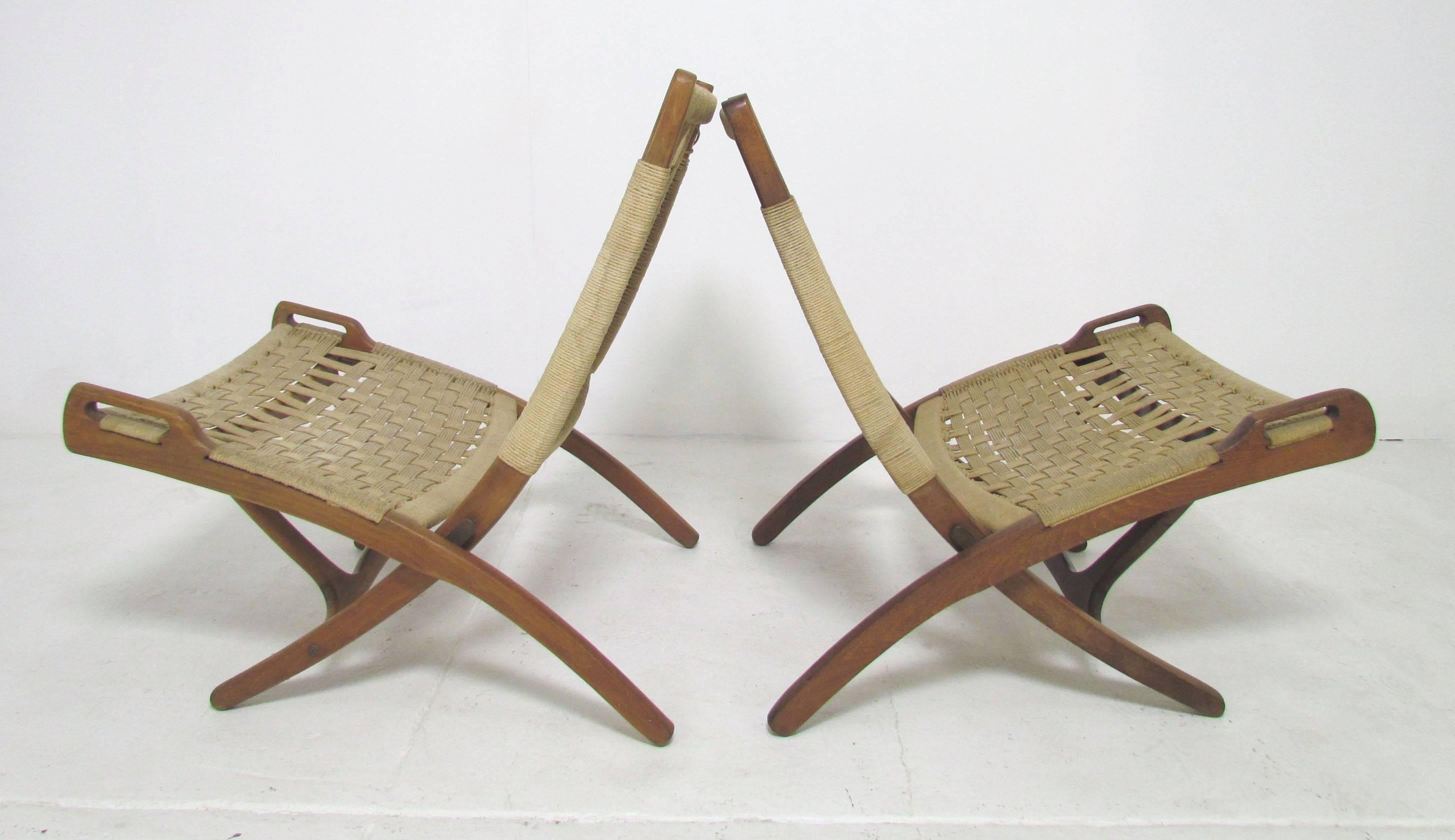 Italian Pair of Mid-Century Hans Wegner Style Folding Scissor Lounge Chairs, circa 1960s