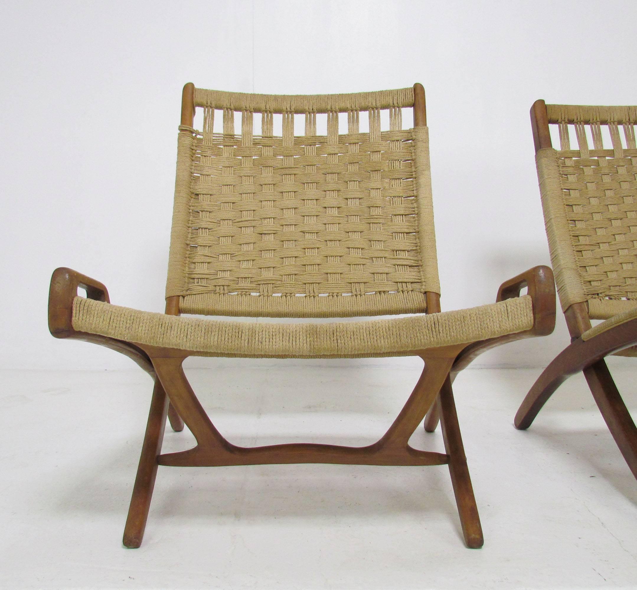 Rope Pair of Mid-Century Hans Wegner Style Folding Scissor Lounge Chairs, circa 1960s