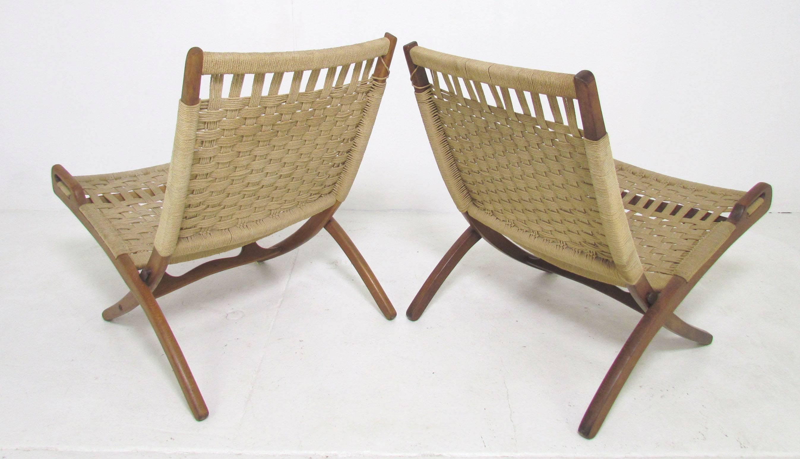 Pair of Mid-Century Hans Wegner Style Folding Scissor Lounge Chairs, circa 1960s In Good Condition In Peabody, MA