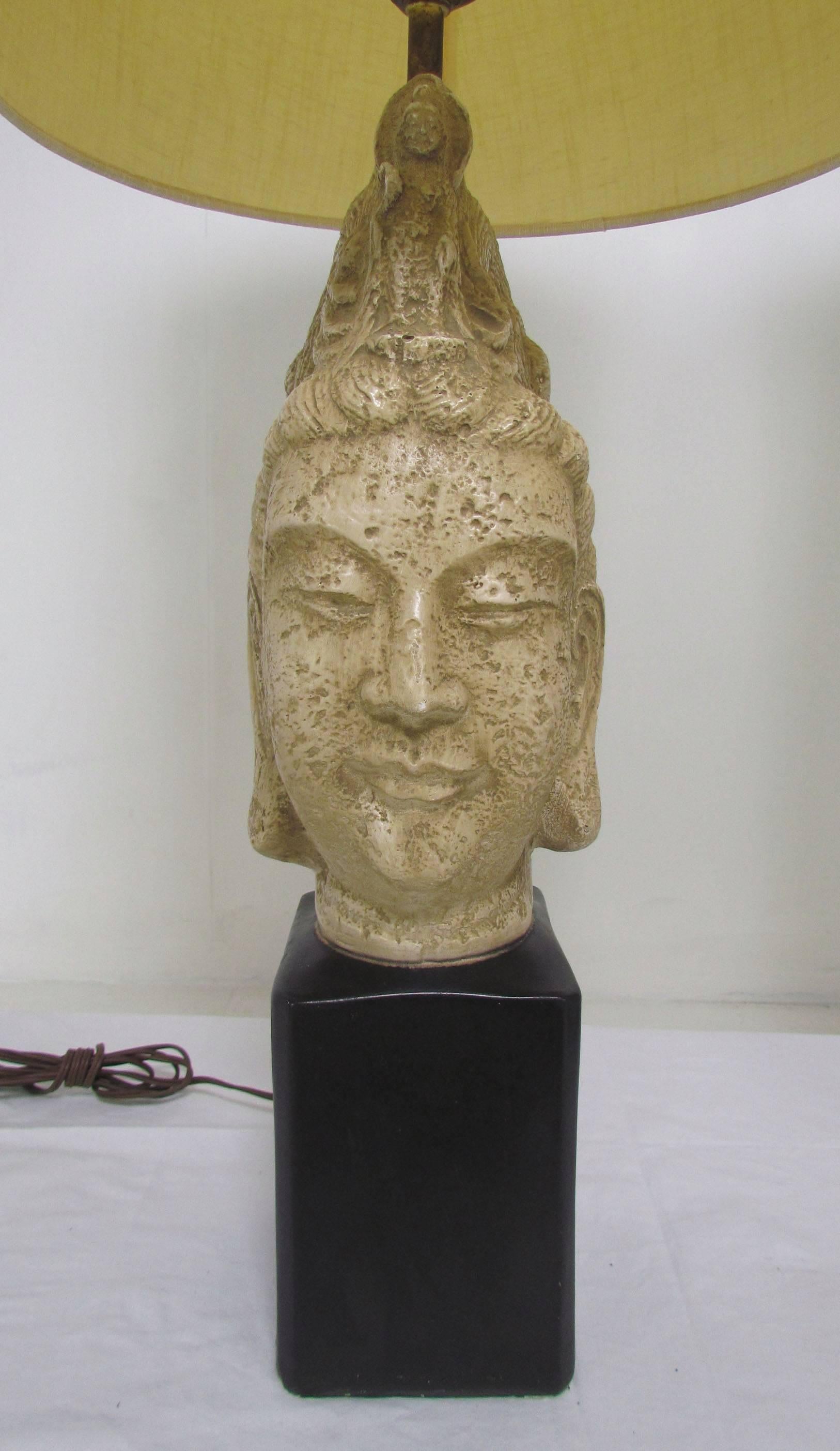 Paire de lampes de table Bouddha, vers les années 1960, à la manière de James Mont.
 
Les abat-jour ne sont pas inclus, ils sont représentés à l'échelle.

La hauteur jusqu'au sommet de la prise est de 26,5 pouces, la largeur de 6 pouces et la