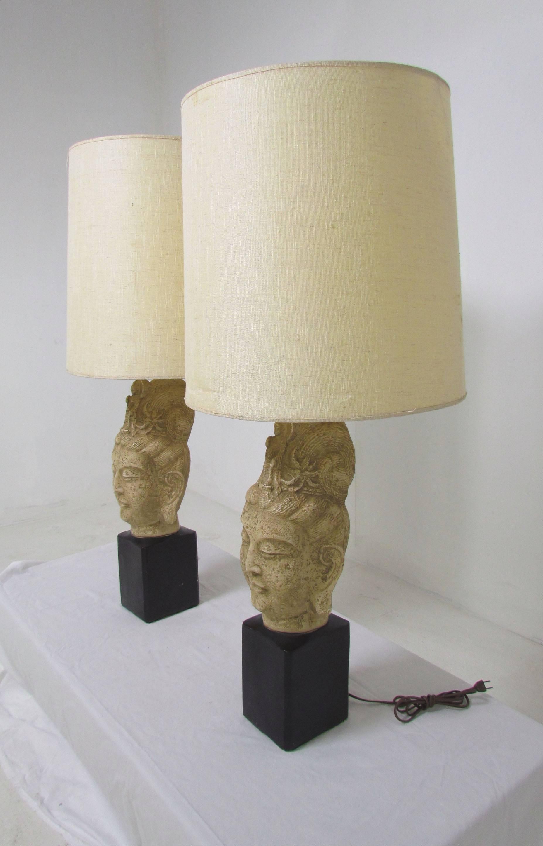 Plâtre Paire de lampes de table Bouddha à la manière de James Mont en vente