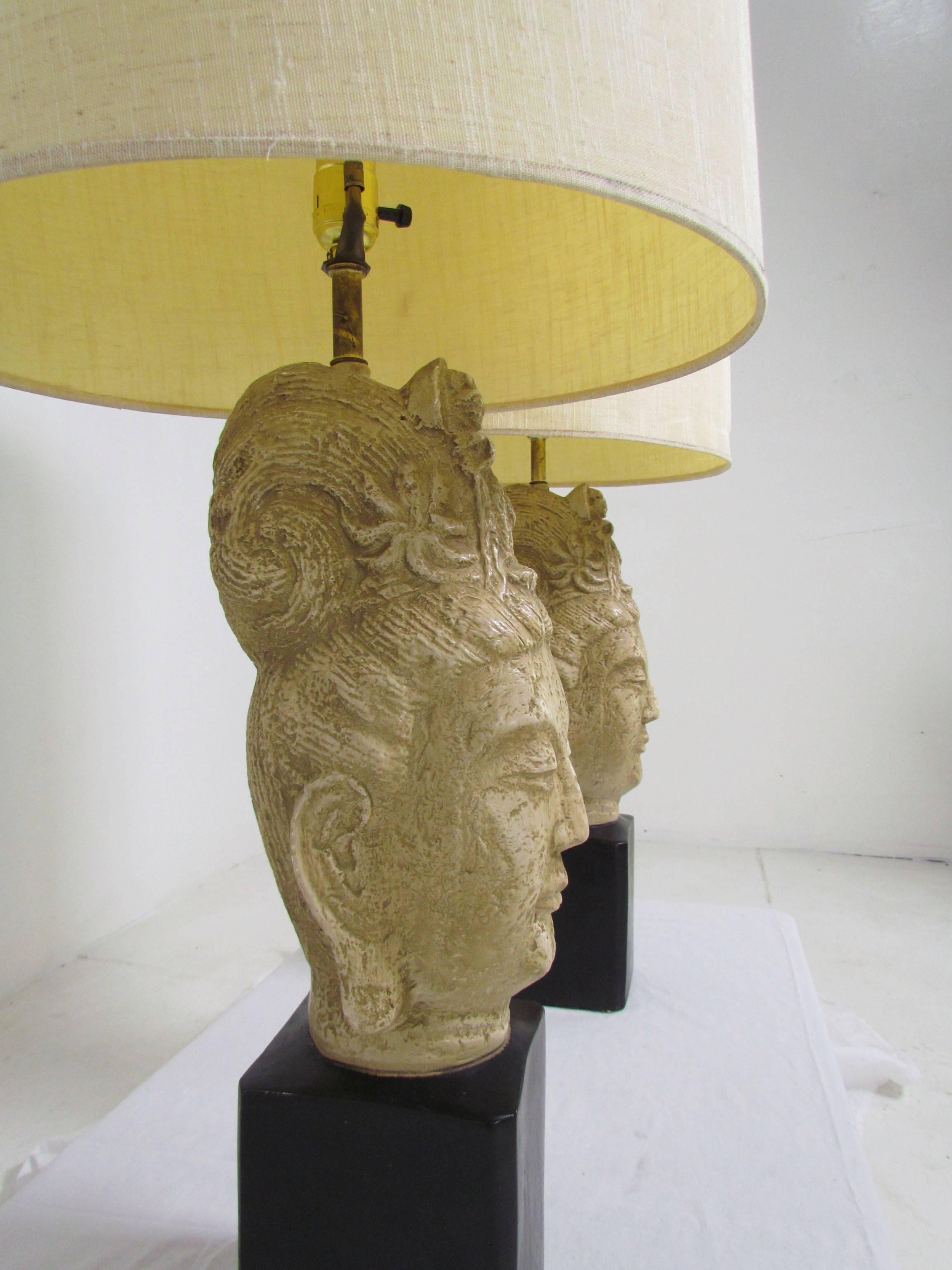 Paire de lampes de table Bouddha à la manière de James Mont Bon état - En vente à Peabody, MA