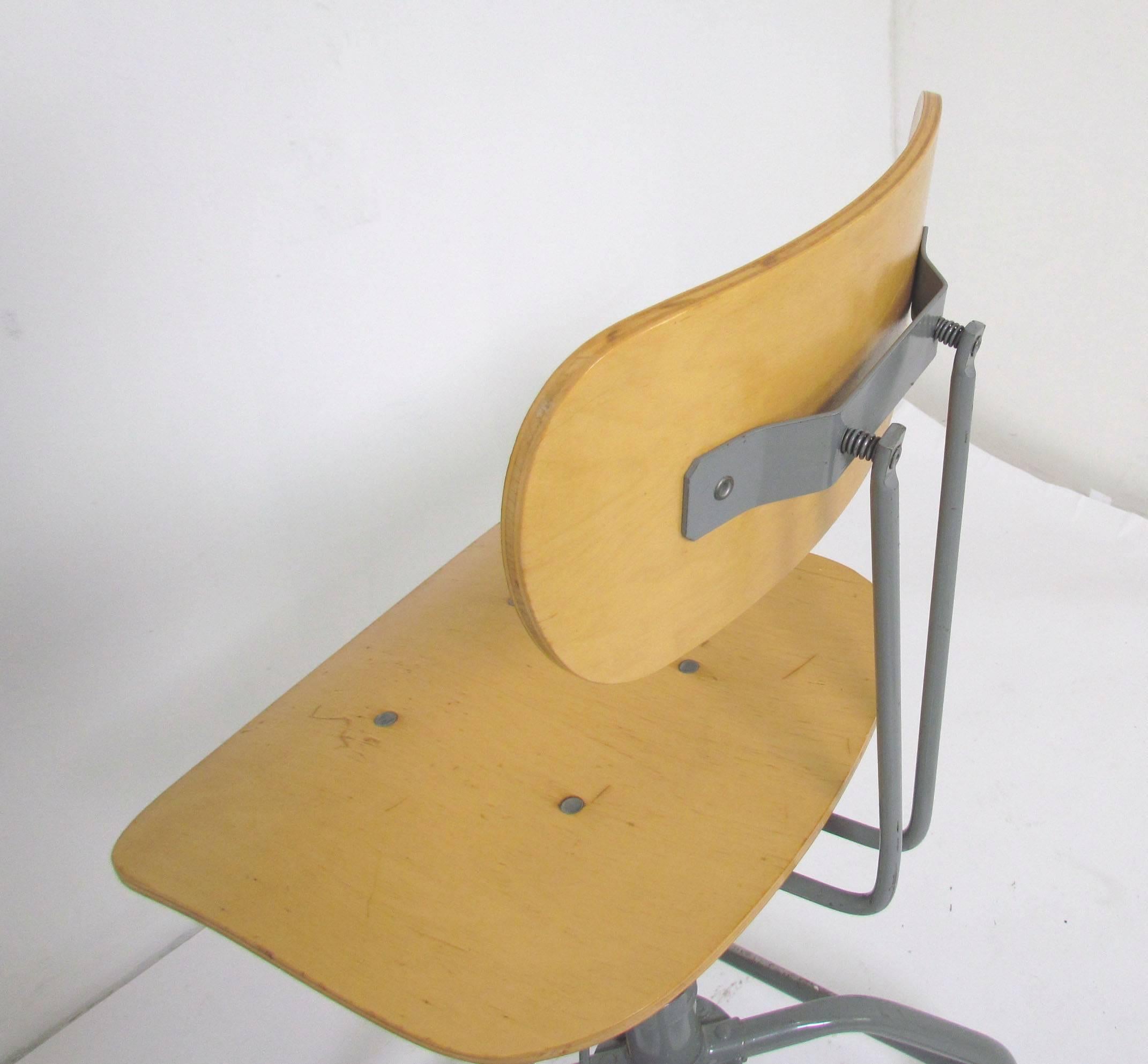 Late 20th Century Set of Three Industrial Adjustable Height Laboratory (Bar) Stools, circa 1970s