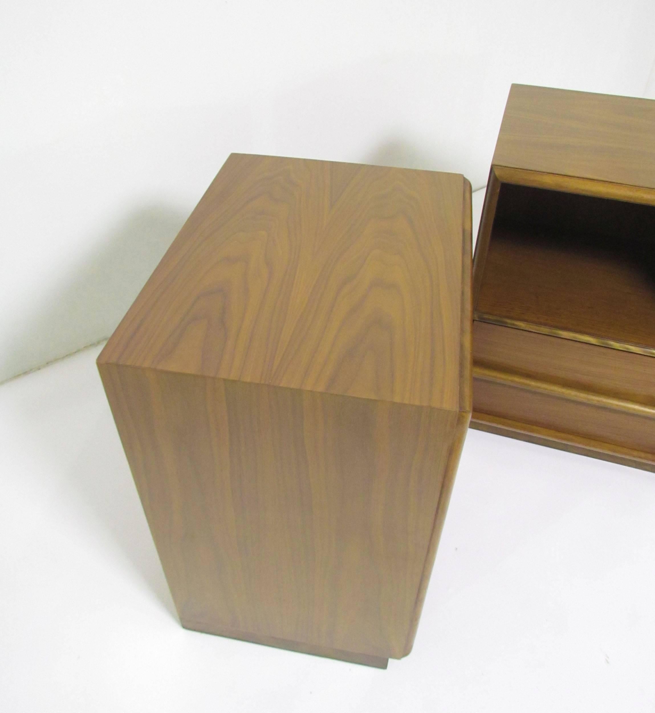 Pair of Classic Mid-Century Modern nightstands designed by T. H. Robsjohn-Gibbings for Widdicomb, circa early 1950s. Single deep drawer, with ample alcove for bedside storage.