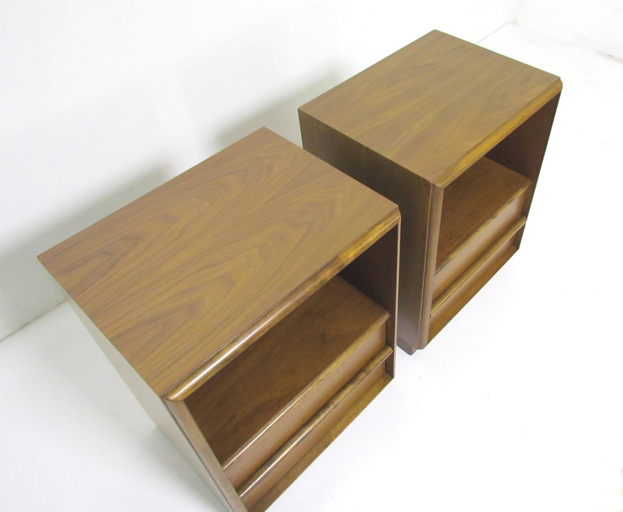 Pair of Nightstands by T.H. Robsjohn-Gibbings for Widdicomb, circa 1950s In Good Condition In Peabody, MA