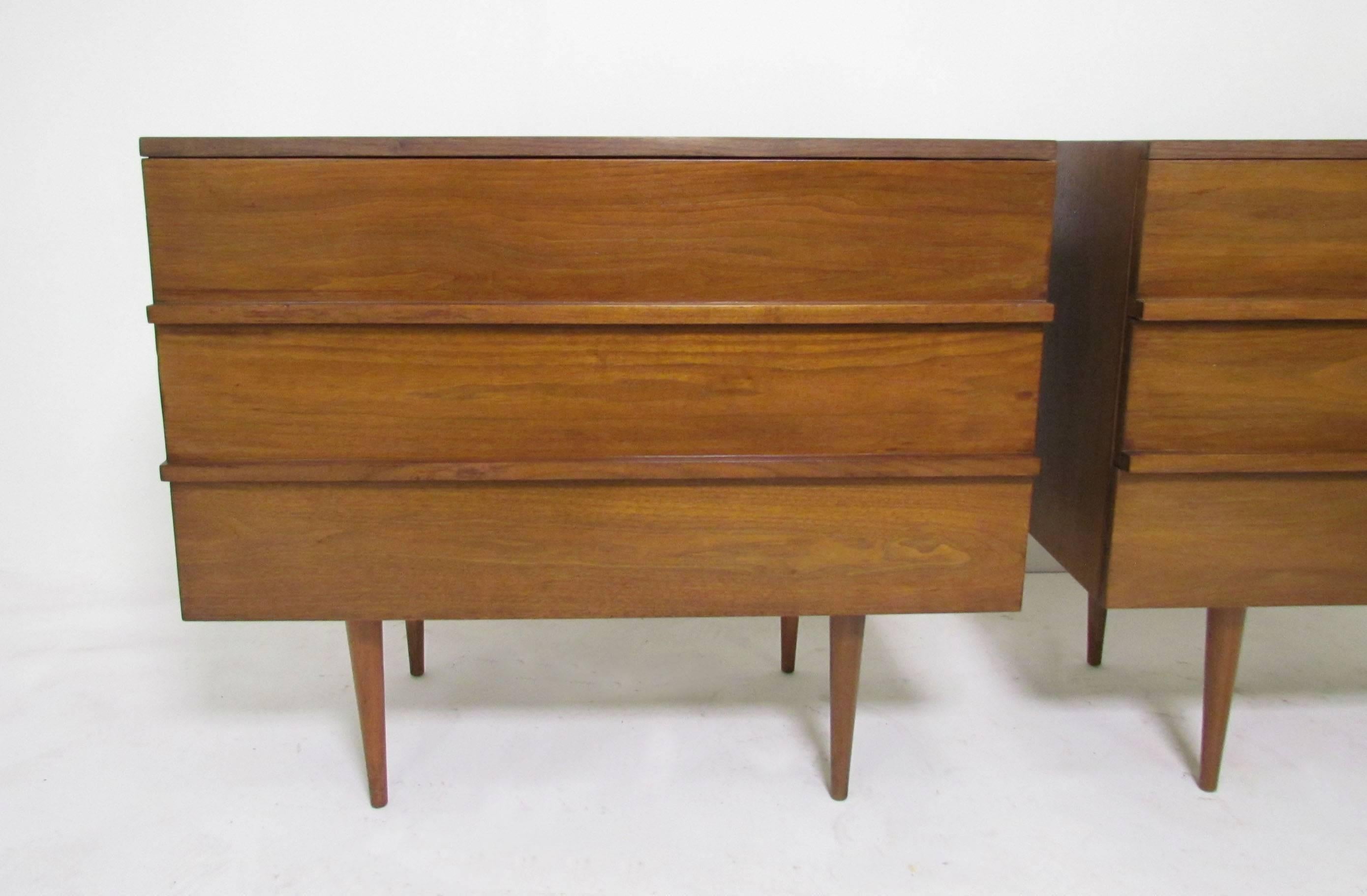 Mid-Century Modern Pair of Mid-Century American Bedside Chests in Walnut, circa 1960s