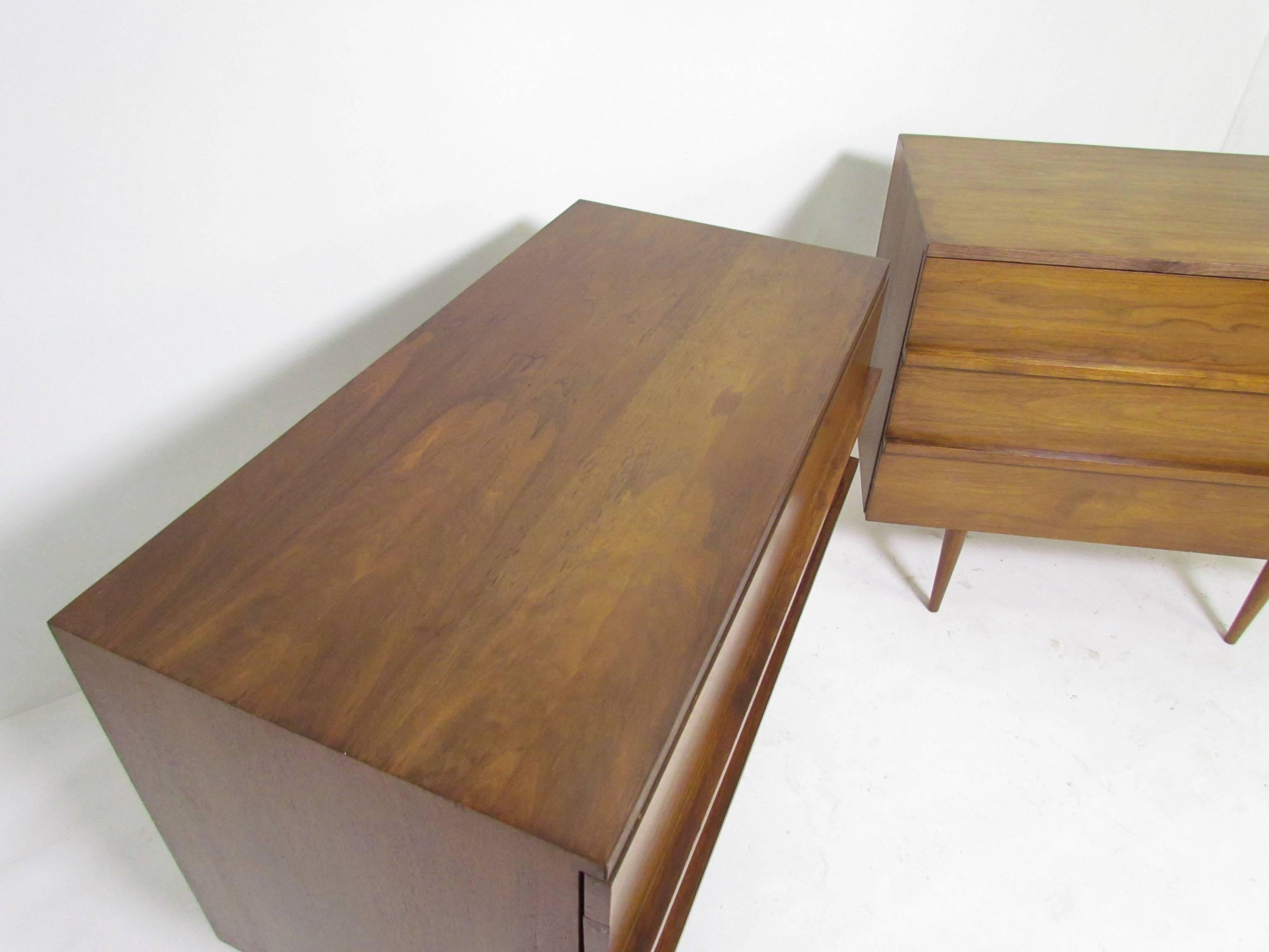 Mid-20th Century Pair of Mid-Century American Bedside Chests in Walnut, circa 1960s
