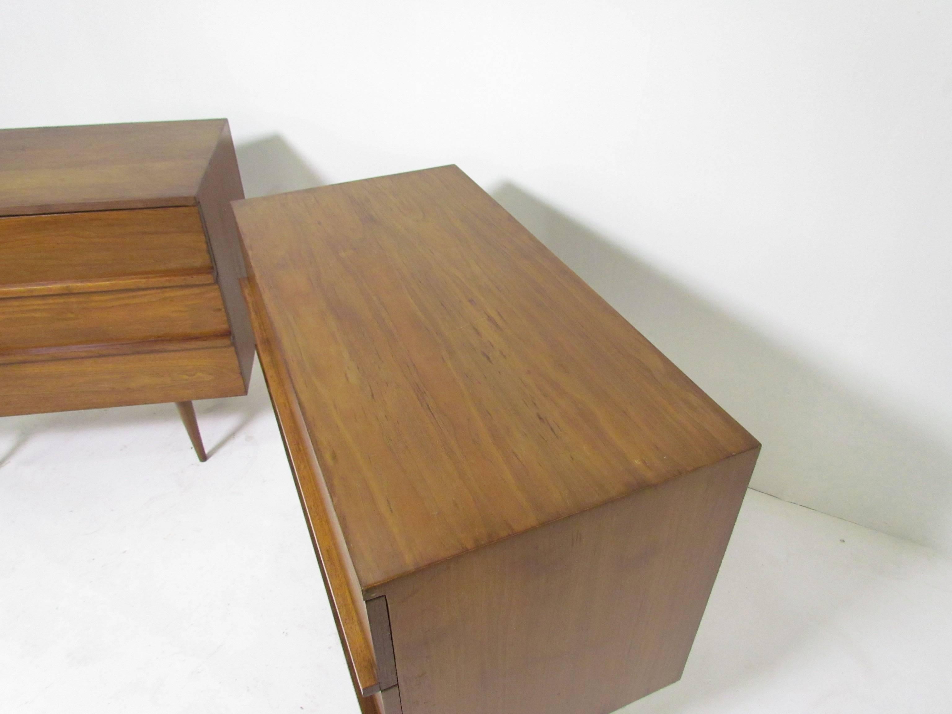 Pair of Mid-Century American Bedside Chests in Walnut, circa 1960s 1