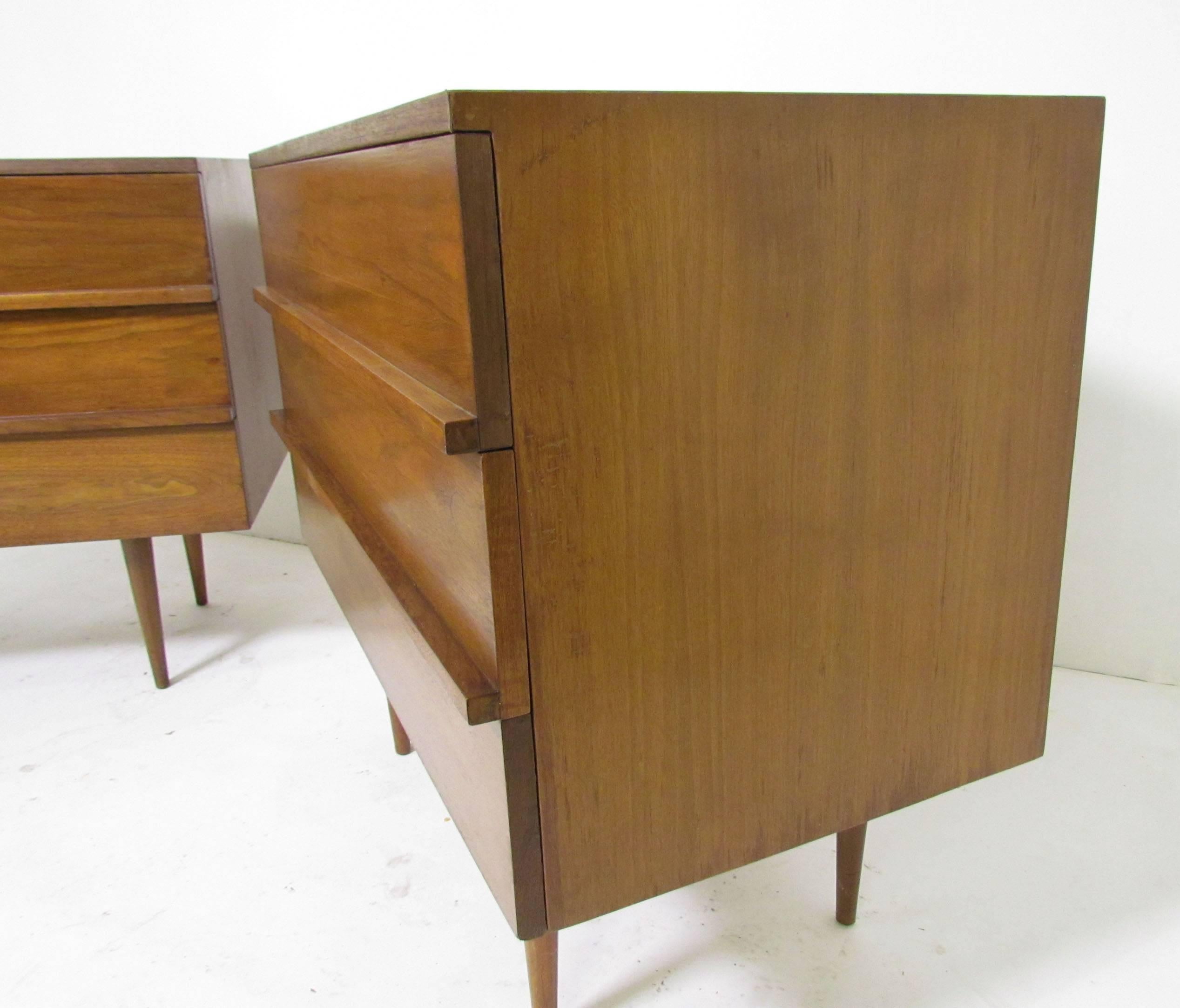 Pair of Mid-Century American Bedside Chests in Walnut, circa 1960s 2