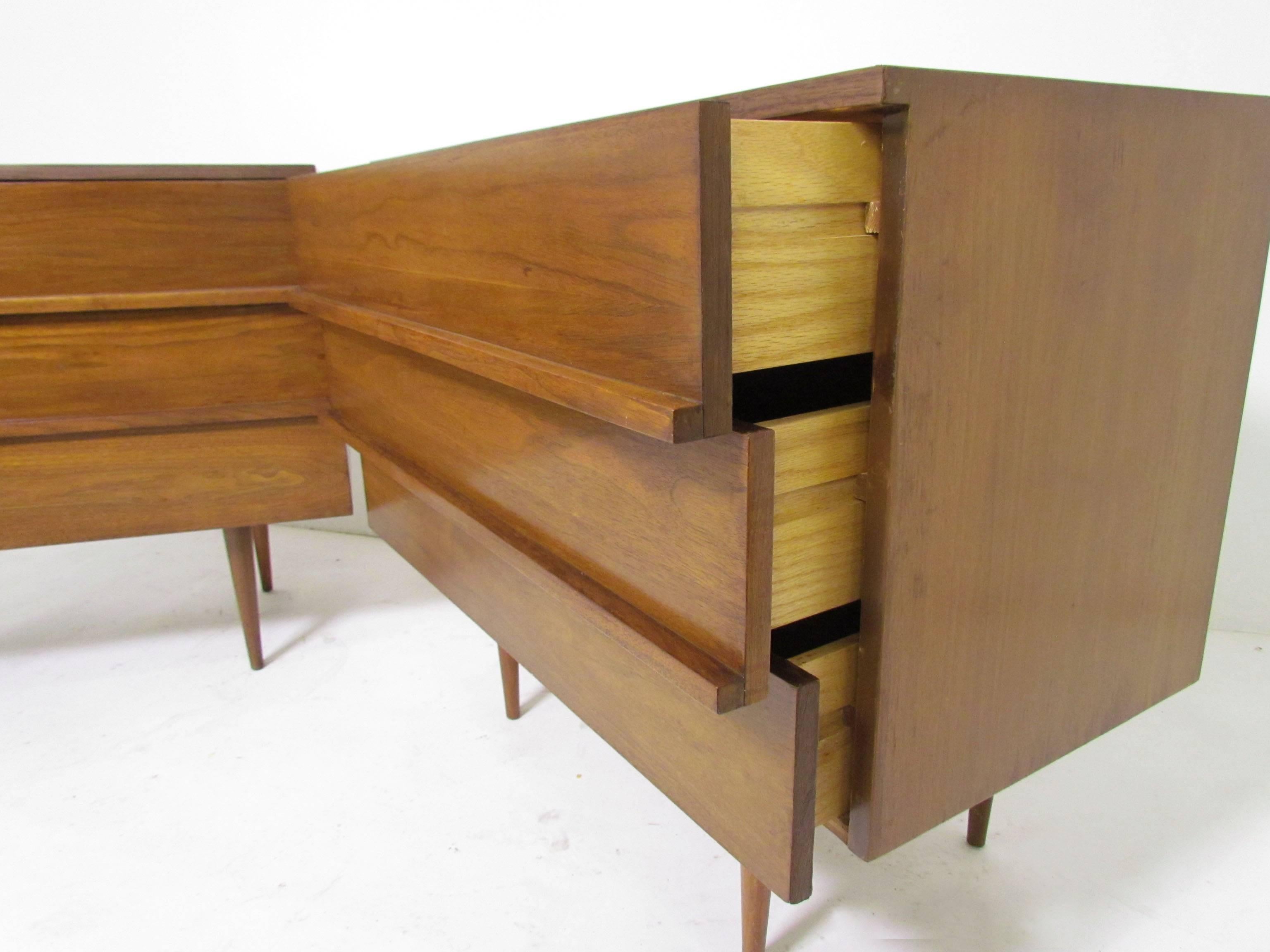 Pair of Mid-Century American Bedside Chests in Walnut, circa 1960s 3