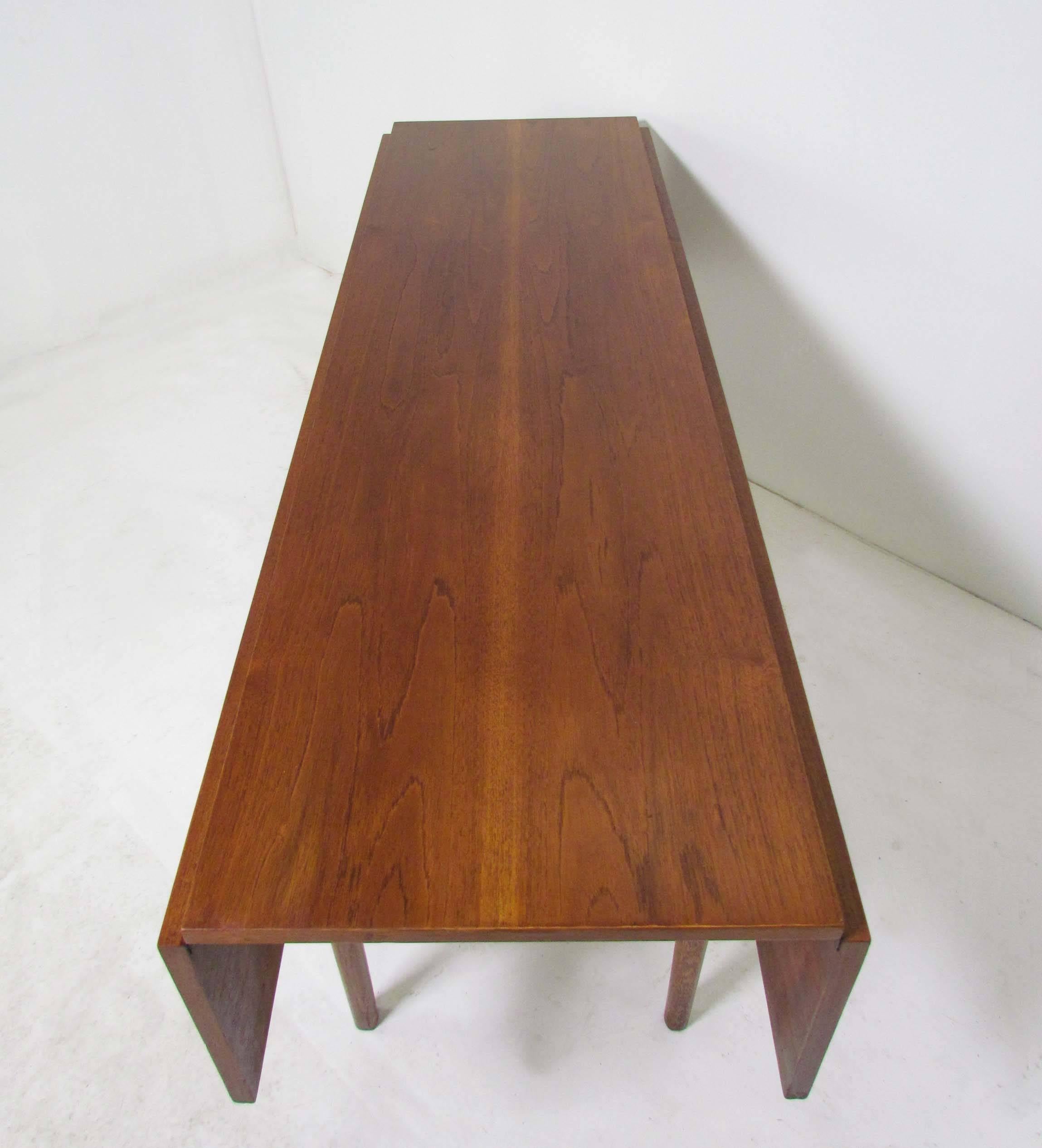 Danish teak Harvest style dining table with drop-leaf sides and slender carved oak legs and stretchers in the manner of Børge Mogensen, circa 1950s.

Measures 60