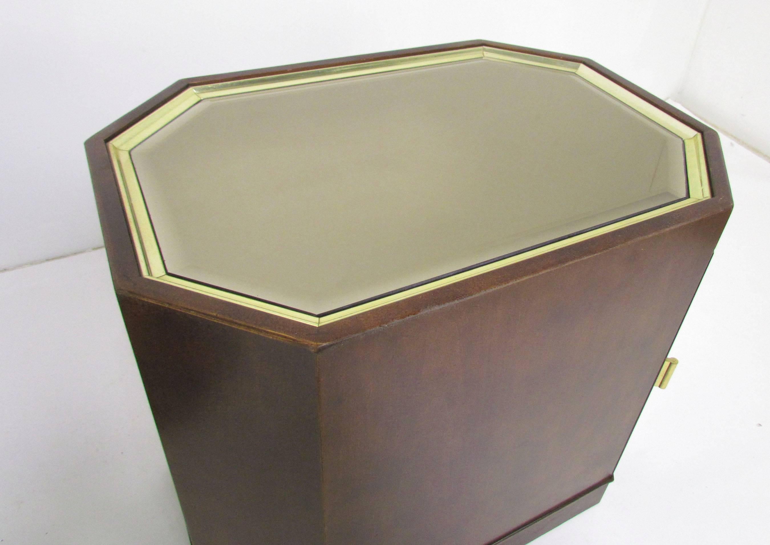Pair of Mid-Century Octagonal End Tables or Nightstands in Manner of Probber In Good Condition In Peabody, MA