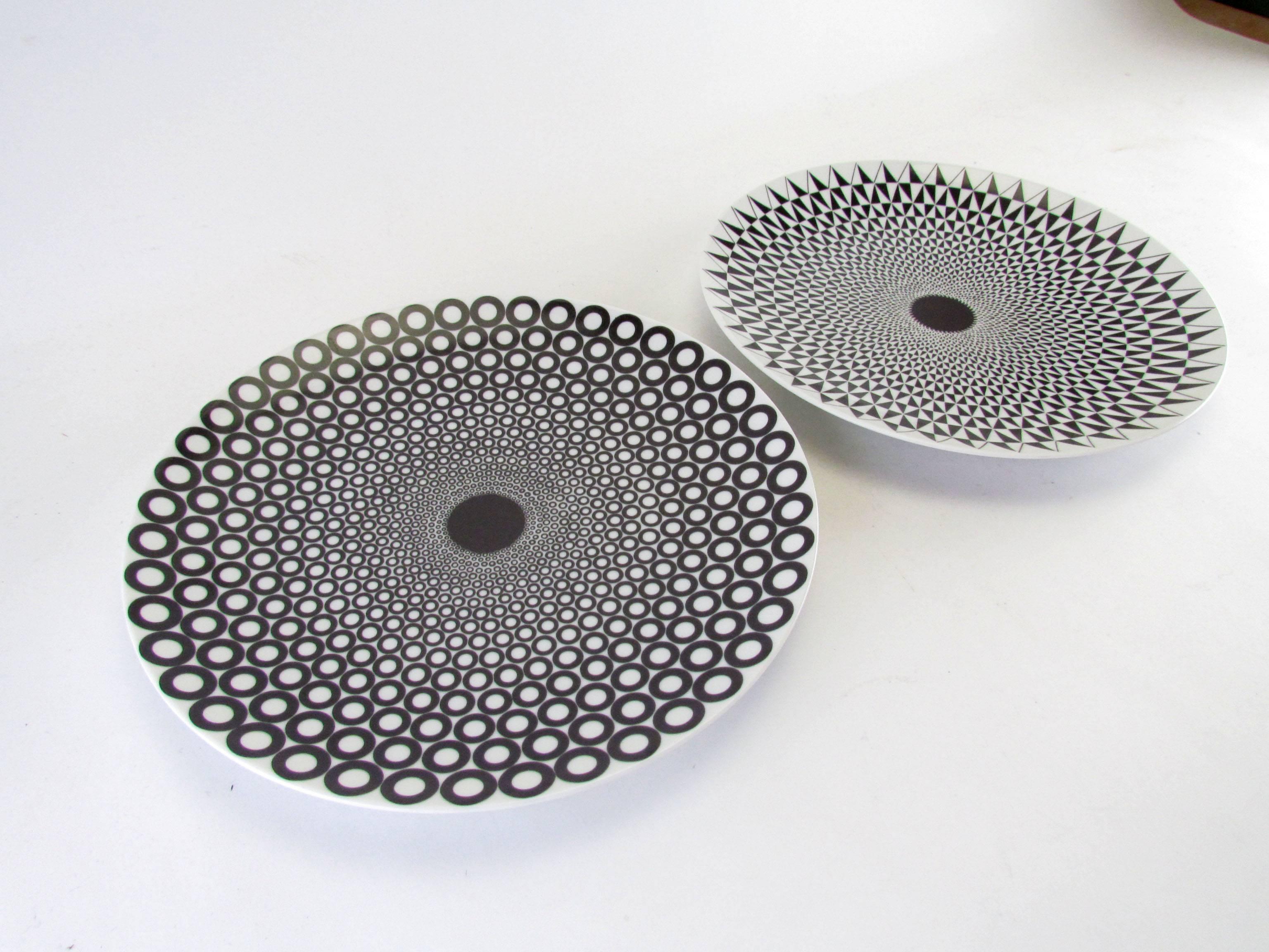 Two Piero Fornasetti Op Art Wall Plates, Egocentrismo Series In Excellent Condition In Peabody, MA