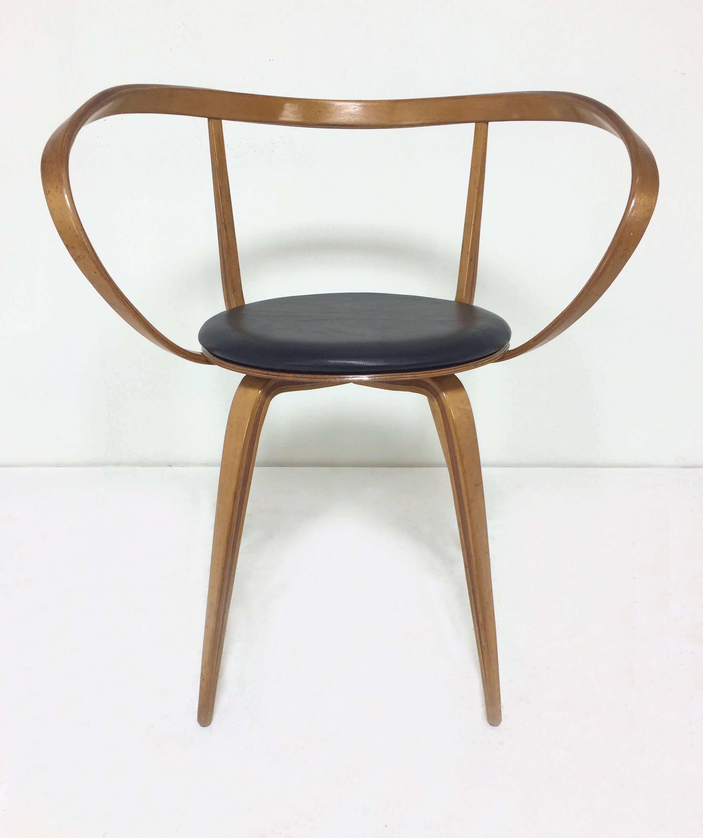 Original, circa mid-1950s, early George Nelson pretzel chair for Herman Miller. With leather seat cushion.