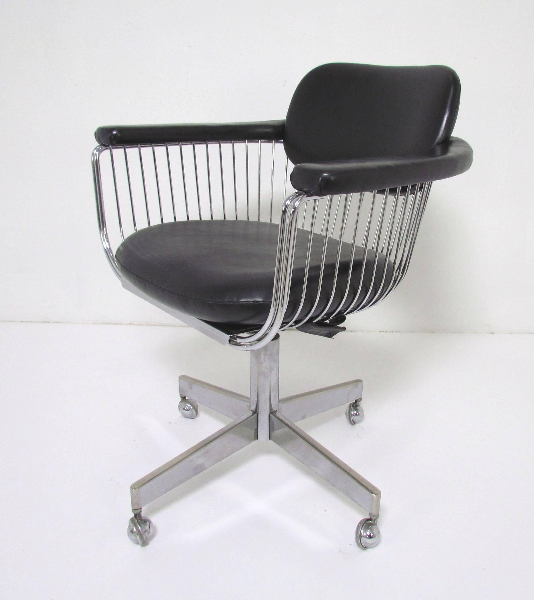 Stylish Mid-Century Modern desk chair, features swivel seat on a four-leg base with casters. Unknown make, circa 1960s. The elegant chrome wirework presents a styling reminiscent of the designs of Warren Platner. Measures: Seat height 19