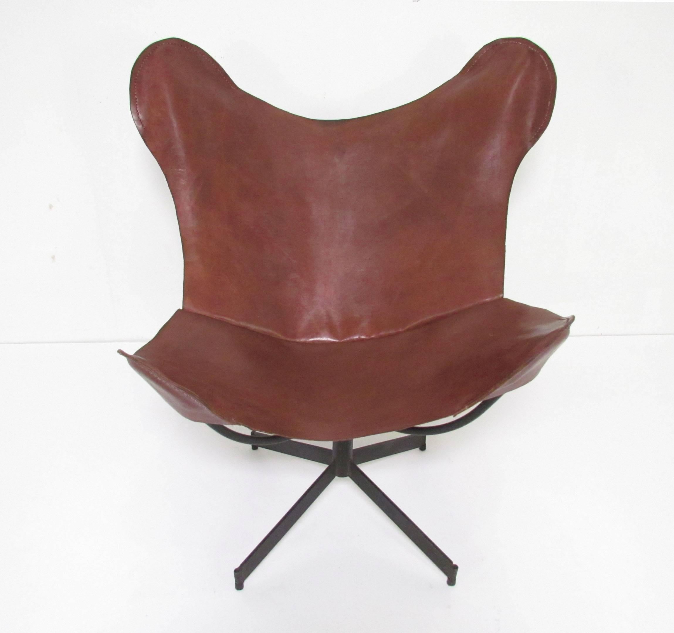Swivel Leather Sling Lounge Chair by Leathercrafter, New York, circa 1960s In Good Condition In Peabody, MA