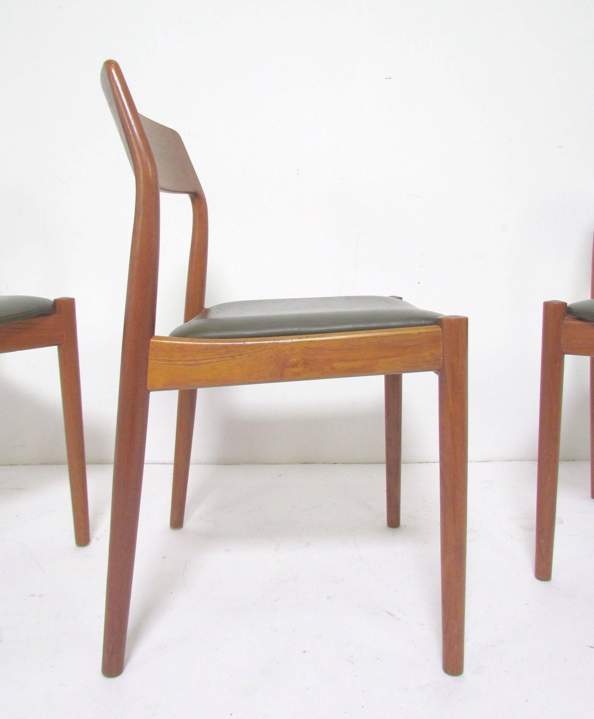 Set of Six Danish Teak Dining Chairs with Carved Backs by Scantic Mobelvaerk In Good Condition In Peabody, MA
