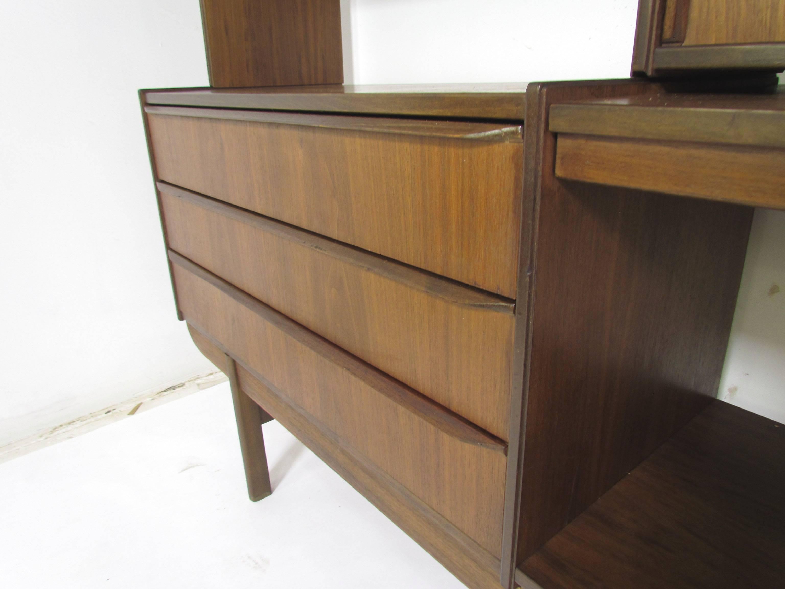 Four Bay Mid-Century Free Standing 