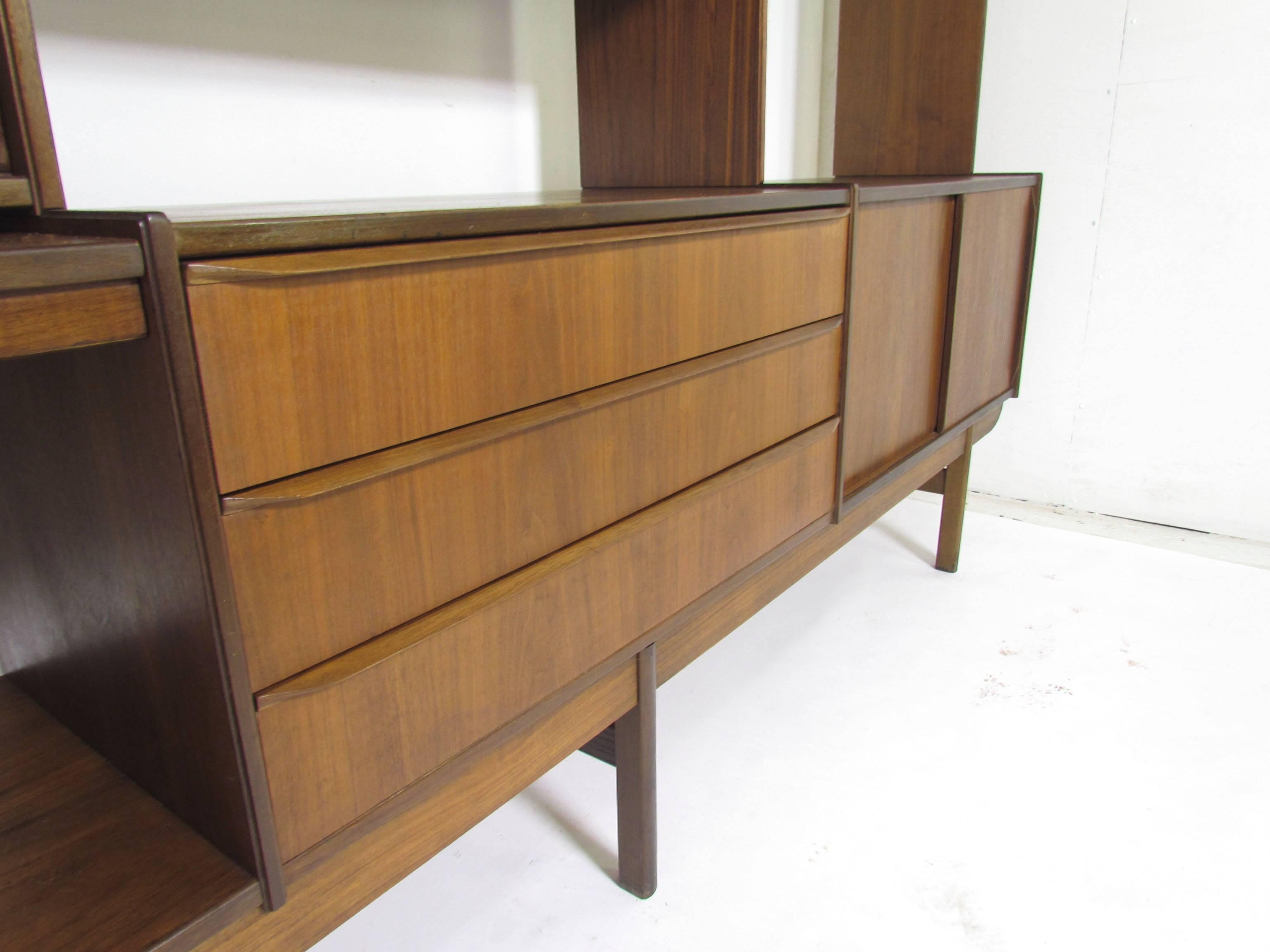 Cane Four Bay Mid-Century Free Standing 