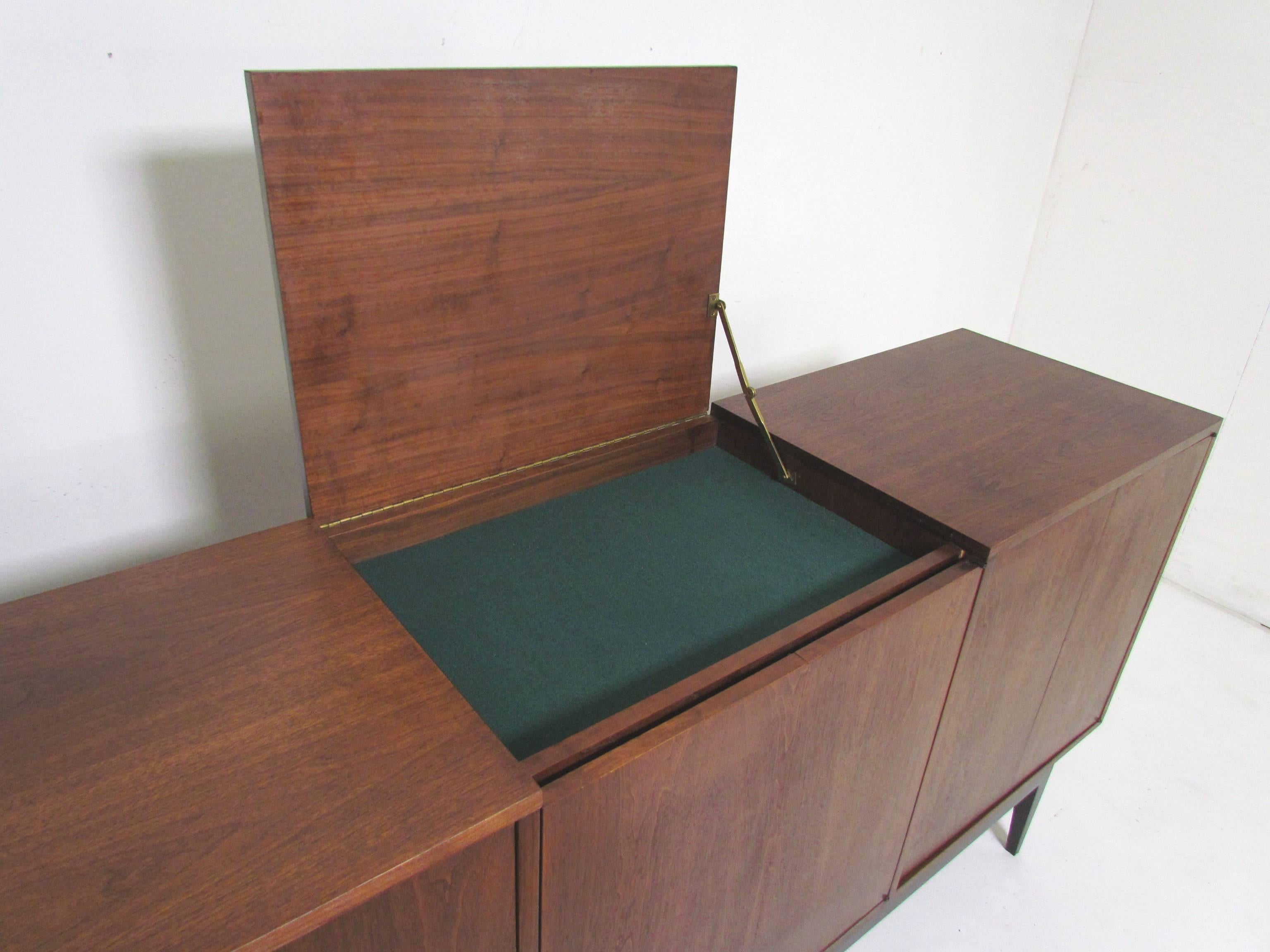 Mid-Century Modern Credenza in Manner of Paul McCobb In Good Condition In Peabody, MA