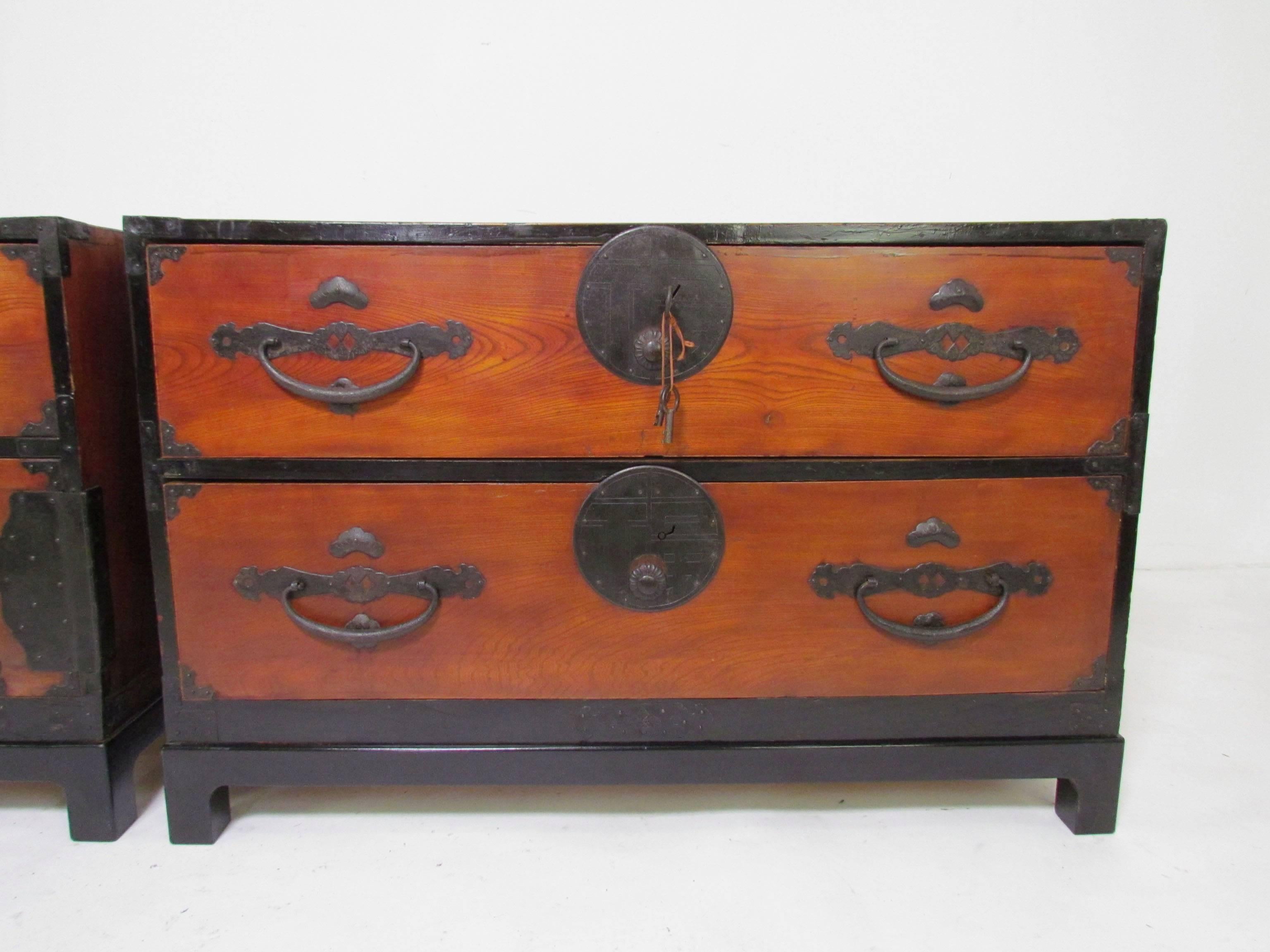 Pair of Antique Meiji Period Japanese Tansu Low Chests In Good Condition In Peabody, MA