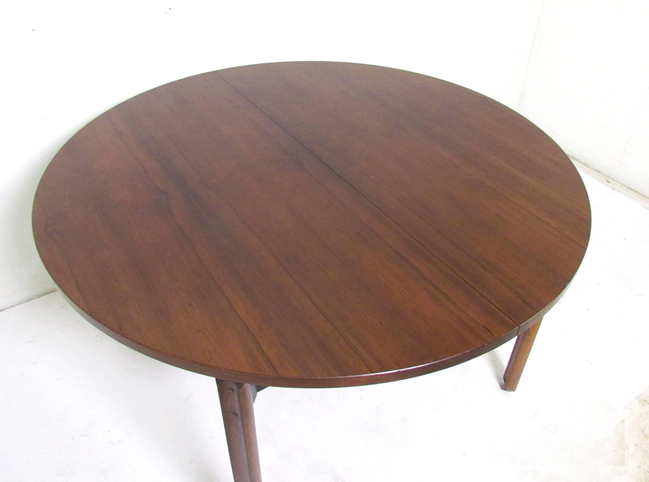 Italian round rosewood dining table by Stildomus, 47 1/8